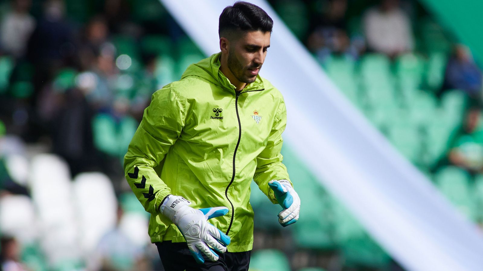 Rui Silva, en un calentamiento previo antes de un partido de la recién acabada temporada en el Villamarín.