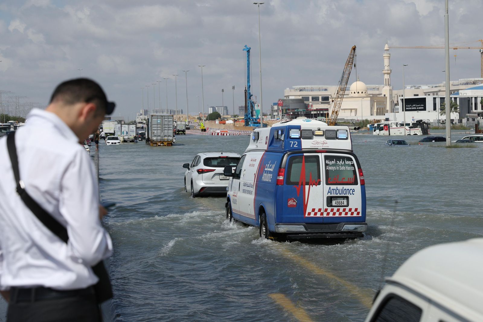 Las terribles y devastadoras lluvias en Emiratos Árabes Unidos