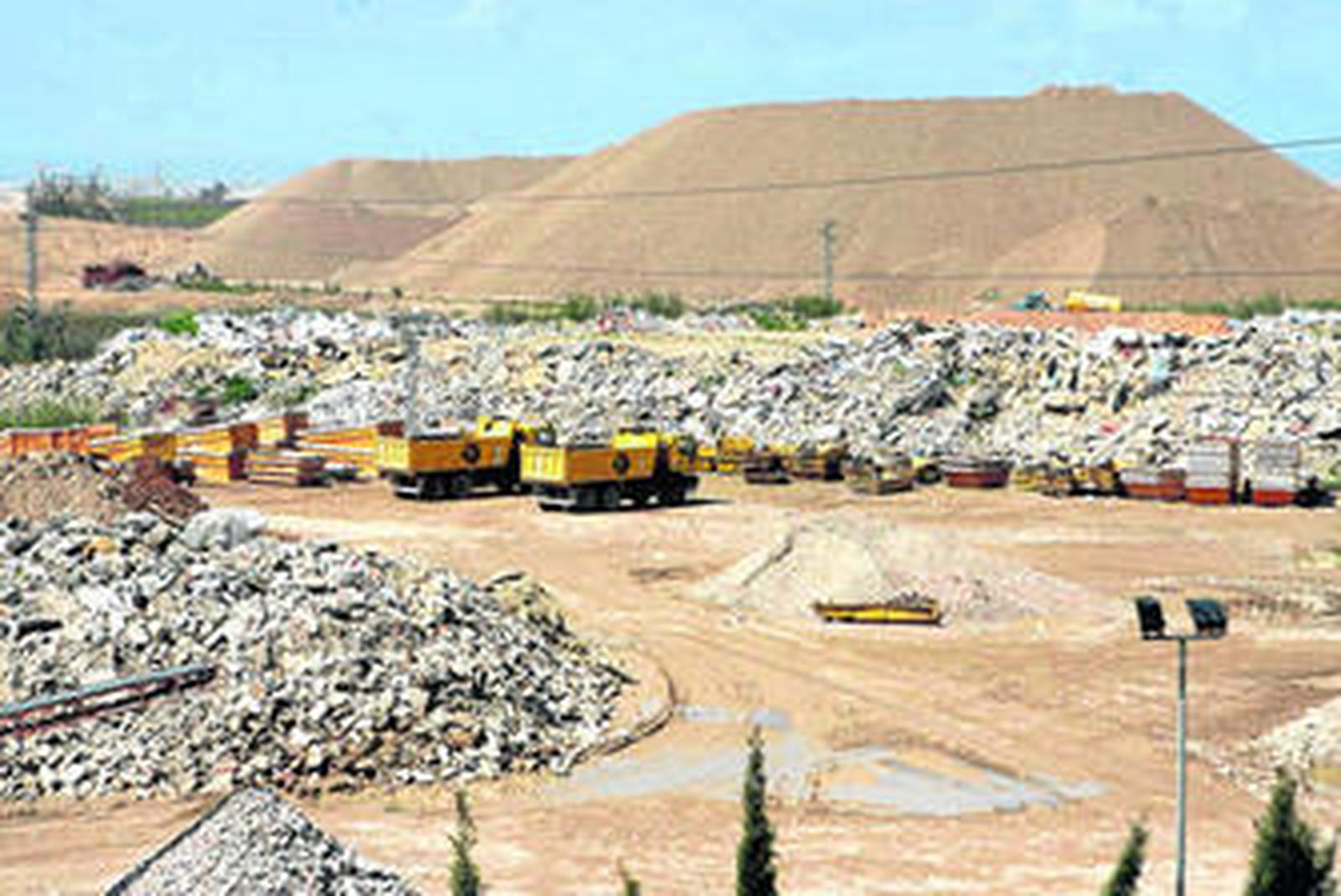 Escombros acumulados en La Rinconada por uno de los gestores de residuos autorizados en Los Alcores.