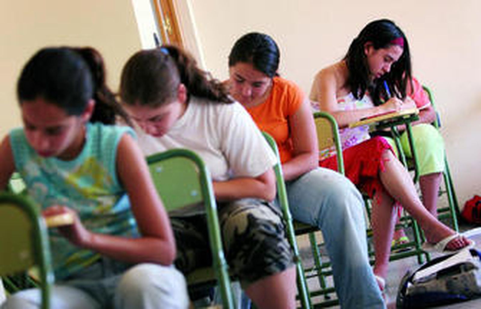 Alumnas de Secundaria realizan unas pruebas de evaluación en un instituto andaluz.