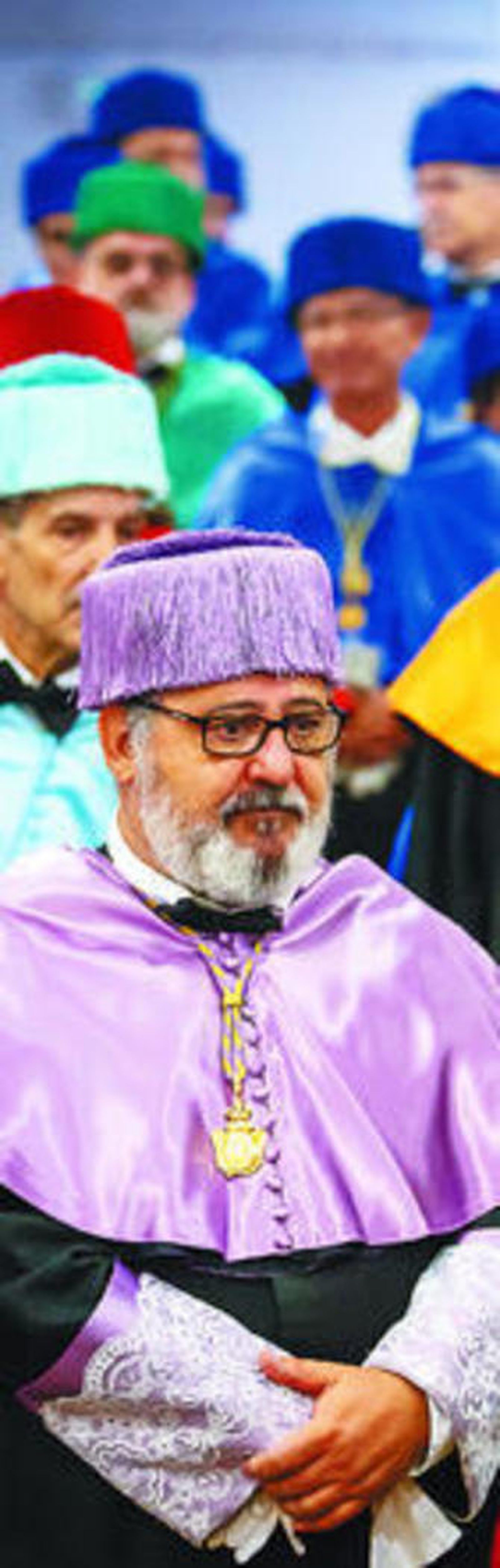 El Claustro Universitario presidió el acto junto al rector y el consejero.