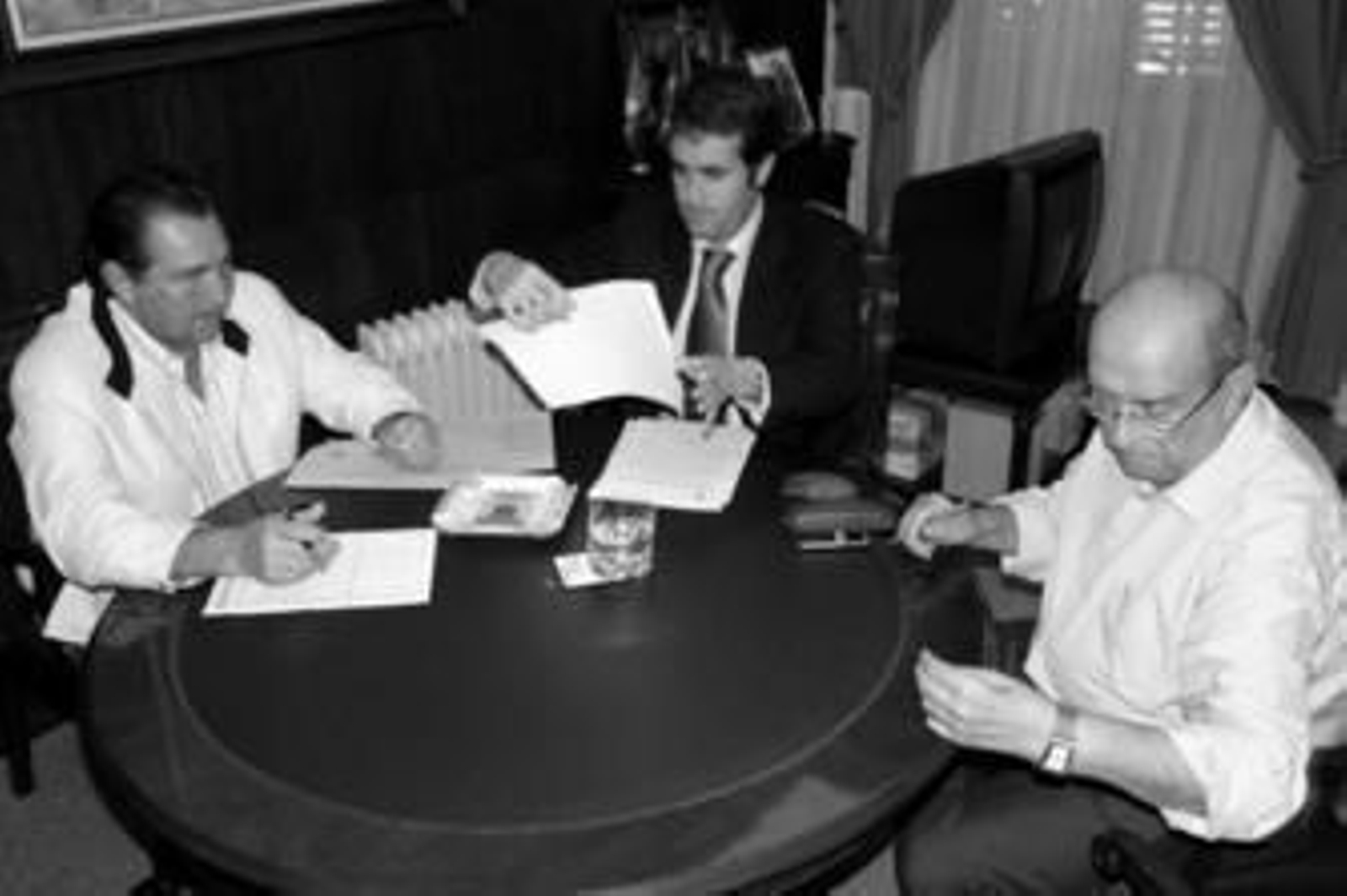 El secretario general, Alejandro del Corral, a la izquierda, junto al alcalde de San Roque, José Vázquez.