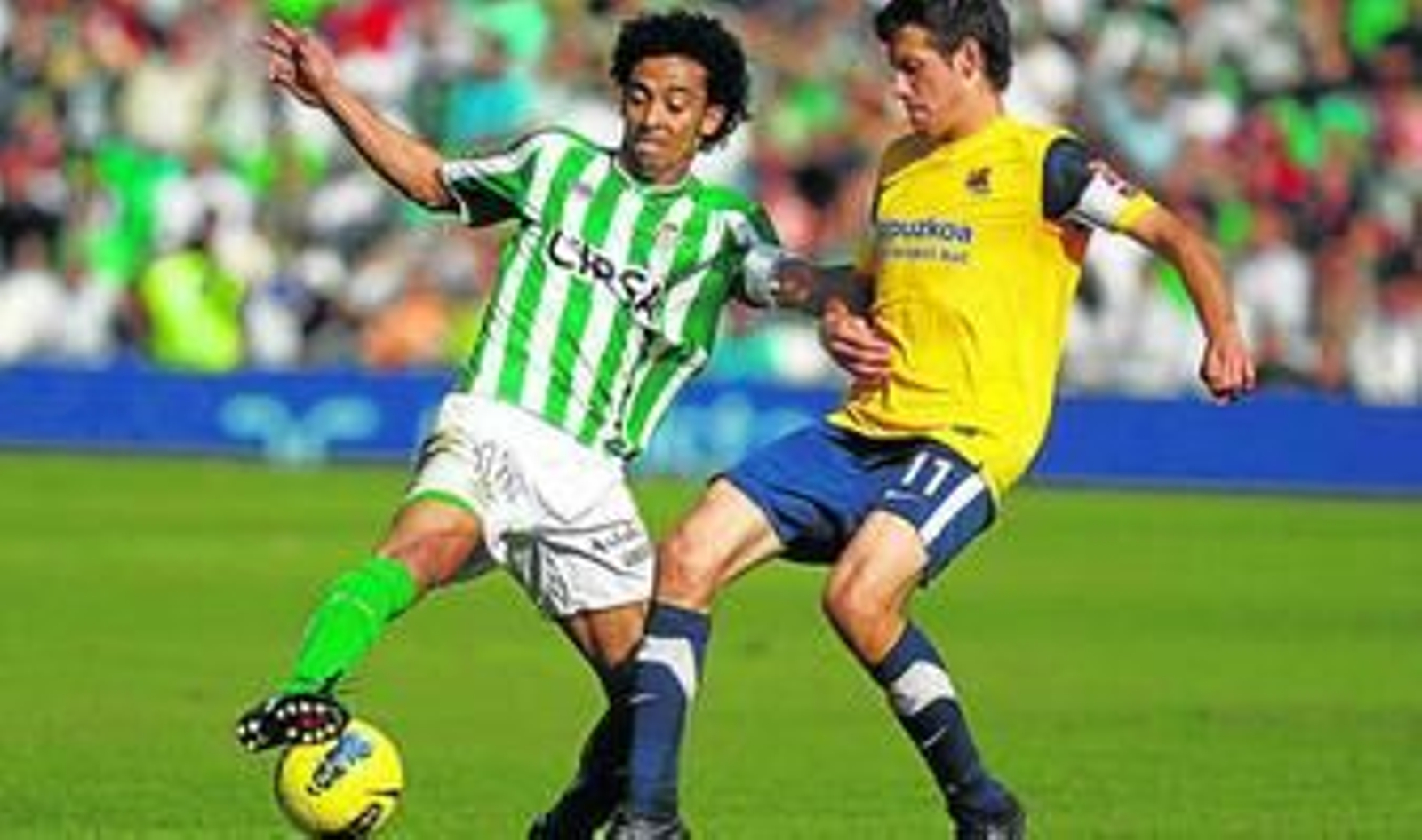 El brasileño Iriney disputa un balón con el realista Aramburu.