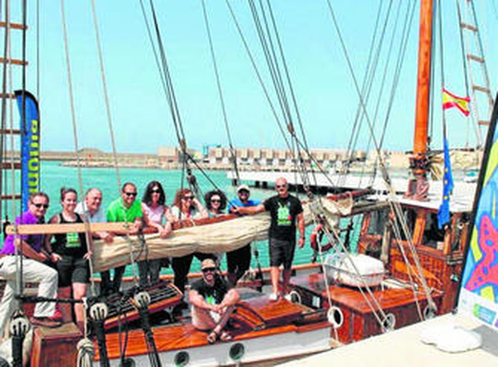 El alcalde junto a ediles del equipo de Gobierno ya han visitado la goleta que atracó ayer en el puerto de Adra.