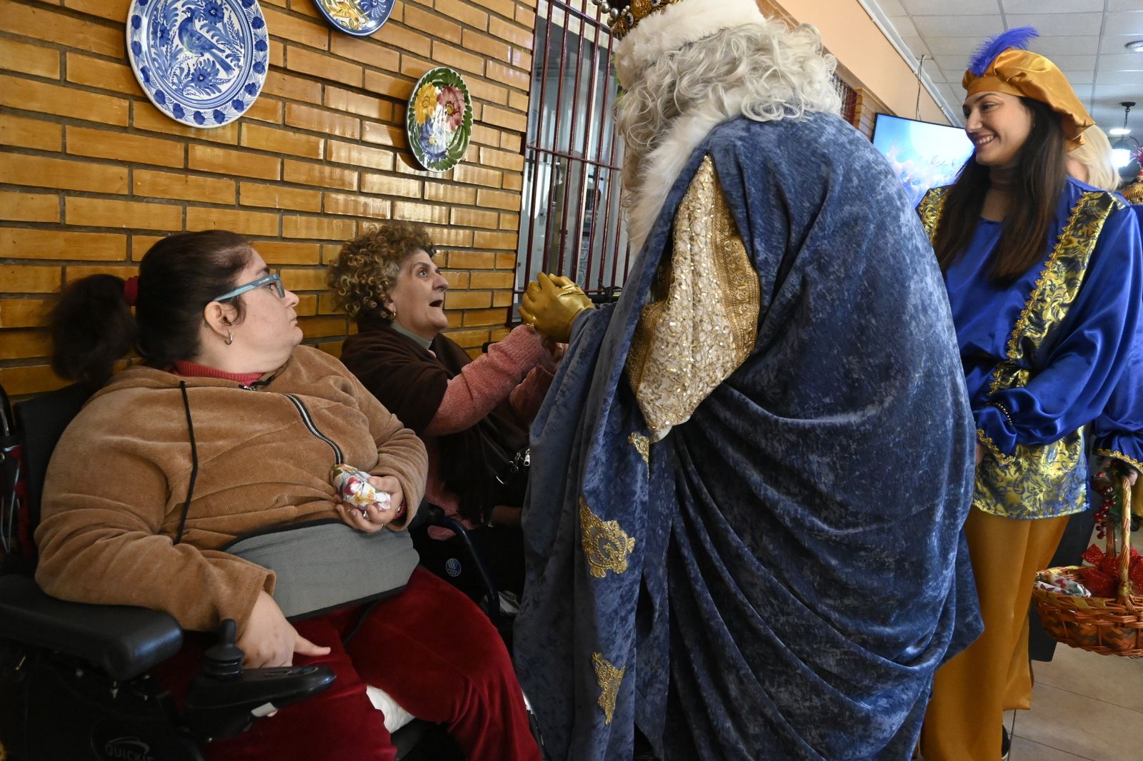 Visita de los Reyes Magos a los ancianos de los asilos de Huelva, en imágenes