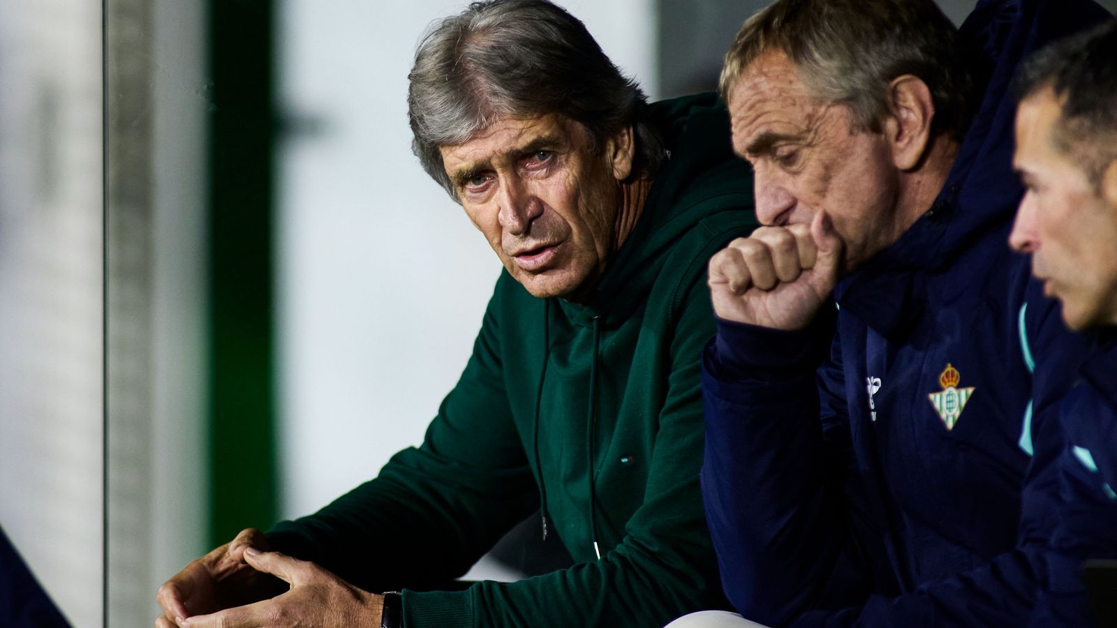 Pellegrini dialoga con Rubén Cousillas, su segundo, en el duelo ante el Villarreal.