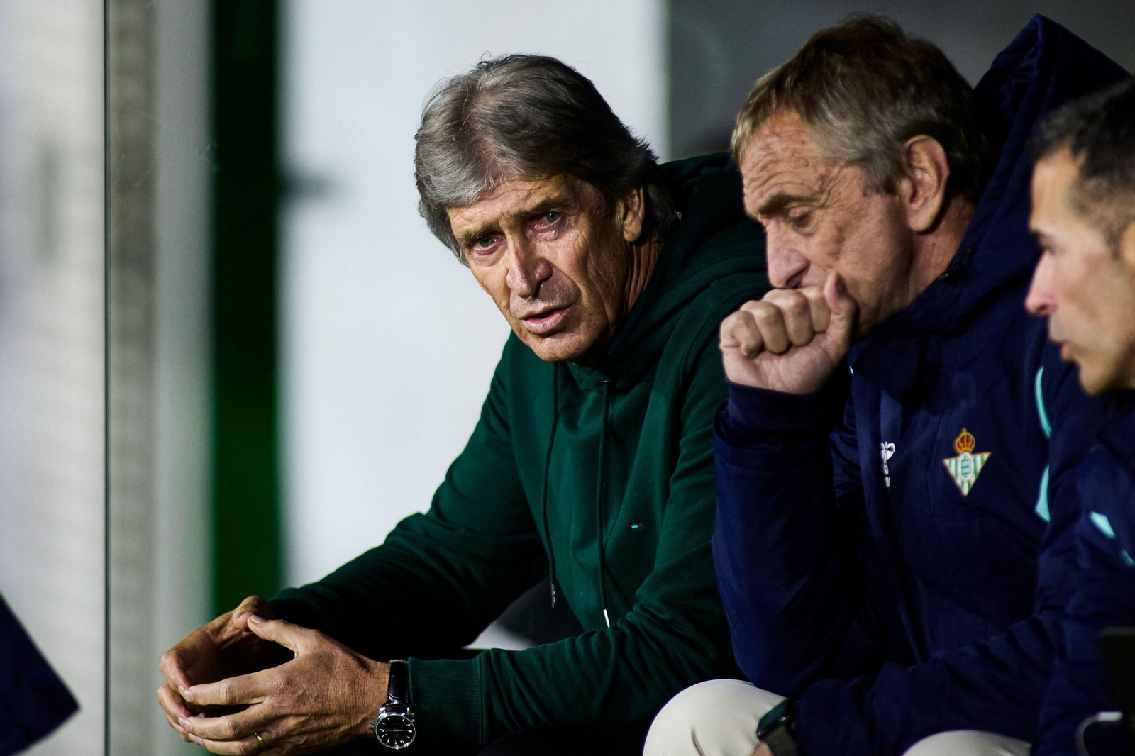 Pellegrini dialoga con Rubén Cousillas, su segundo, en el duelo ante el Villarreal.