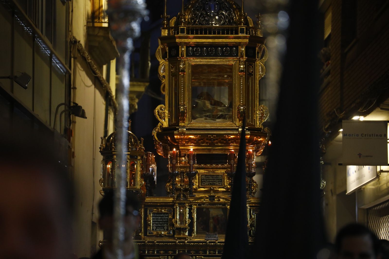 Viernes Santo en Córdoba: la procesión del Santo Sepulcro, en imágenes