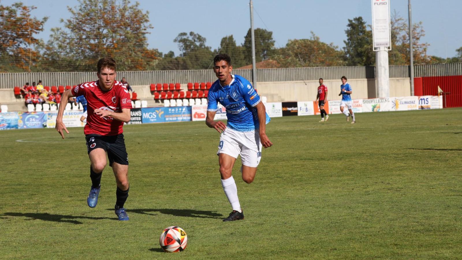 Pablo González corre junto a un jugador del Ayamonte para intentar llegar al balón.