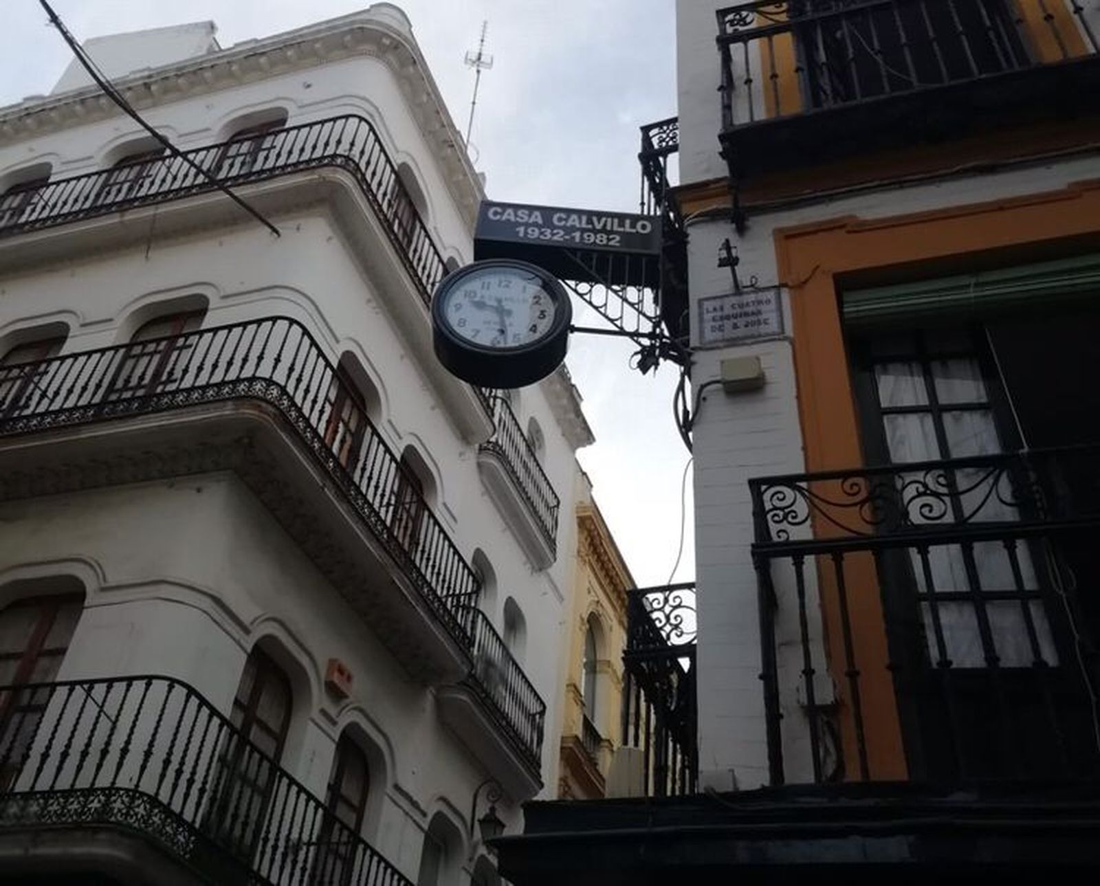 El reloj de Casa Calvillo repuesto en su ubicación tradicional