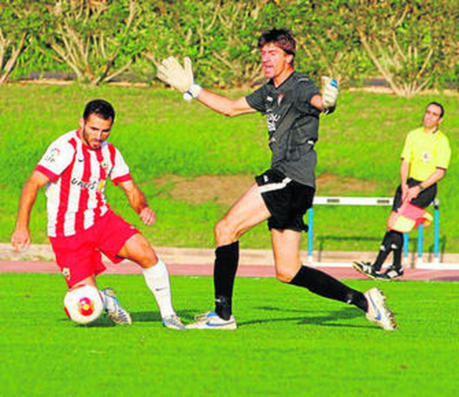 El rojiblanco Nono intenta regatear a un guardameta rival.