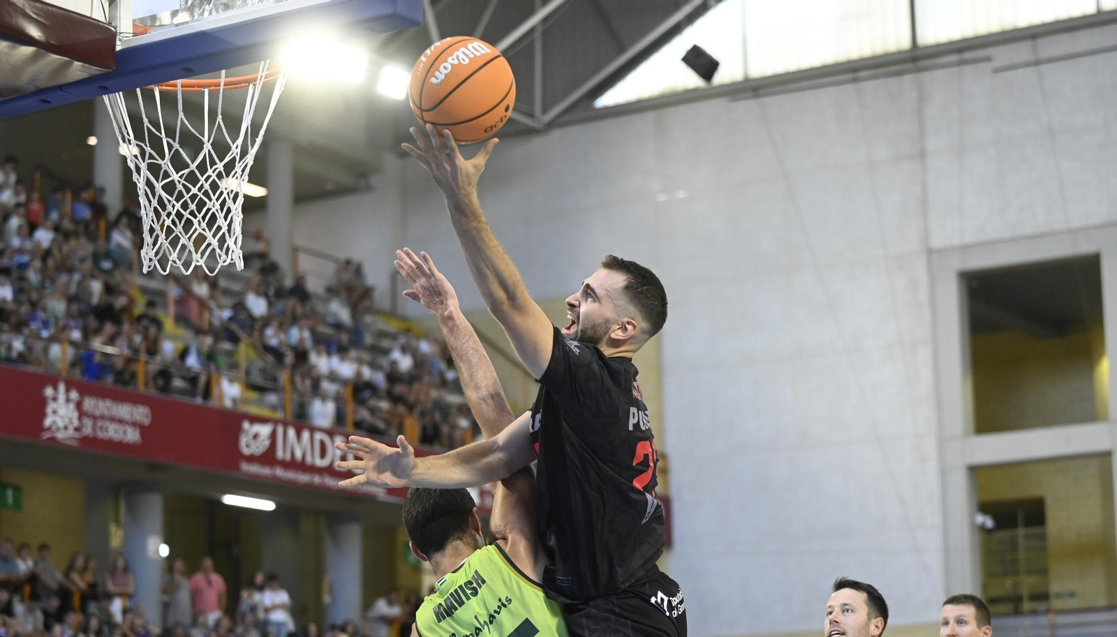 Las mejores fotos del ambiente en Vista Alegre para el Unicaja - Covirán Granada de la Copa de Andalucía de baloncesto