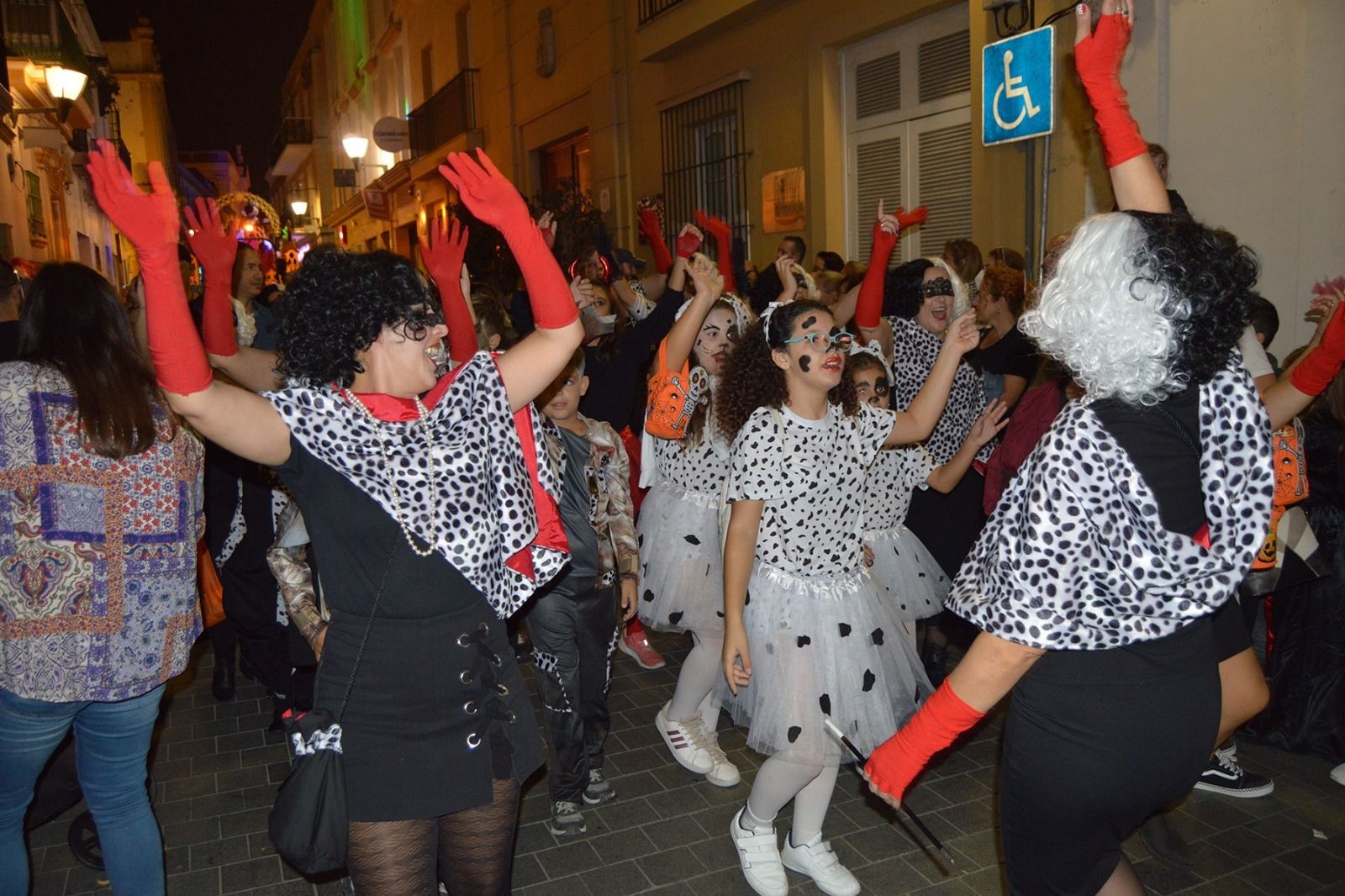 Búscate en la Cabalgata de Cruella de Vil en El Puerto