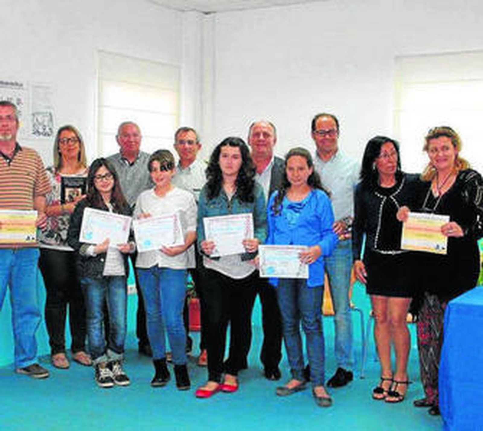 Enrique Hernando y Moisés Linares con los premiados.