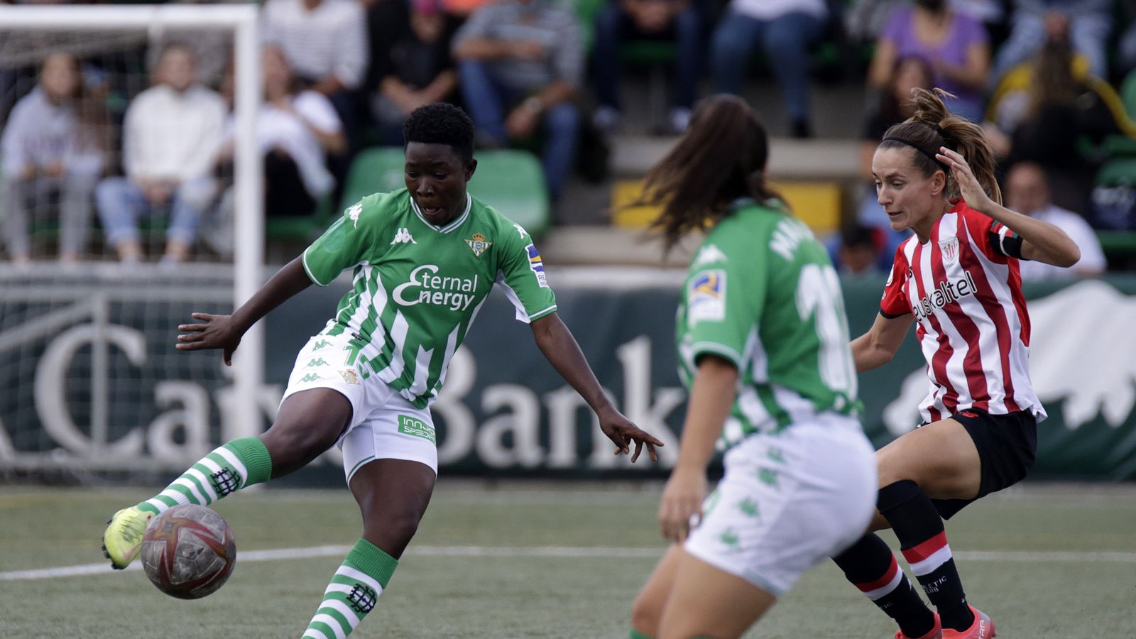 La bética Asantewaa golpea la pelota.