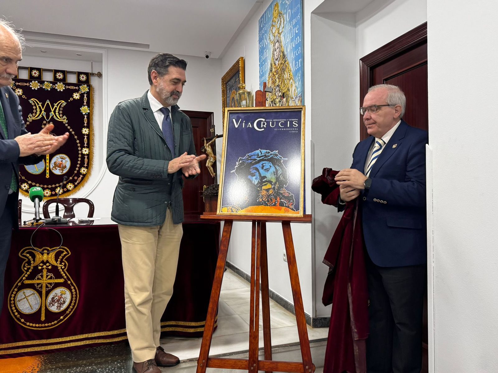Presentación del cartel anunciador del vía crucis general de hermandades de Cádiz.