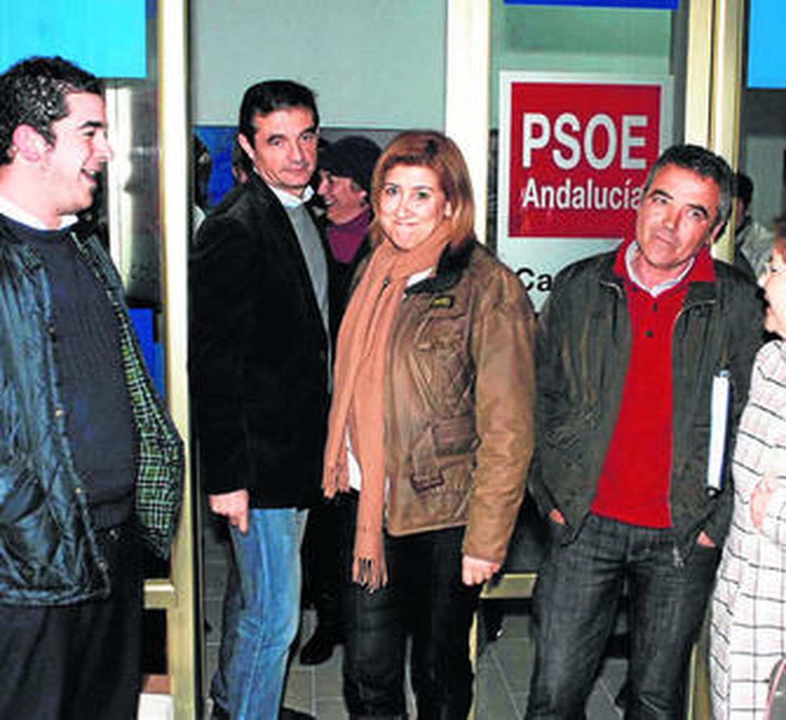 La alcaldesa (en el centro) antes de entrar, ayer, en la ejecutiva, con Isidoro Gambín a su izquierda.