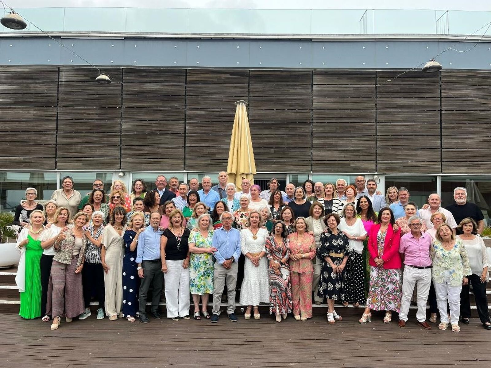 El grupo de profesionales de las diferentes categorías,  que han trabajado en los quirofanos del Hospital Puerta del Mar y de la Residencia Sanitaria Fernando Zamacola, durante el almuerzo en el  Hotel Atlántico.