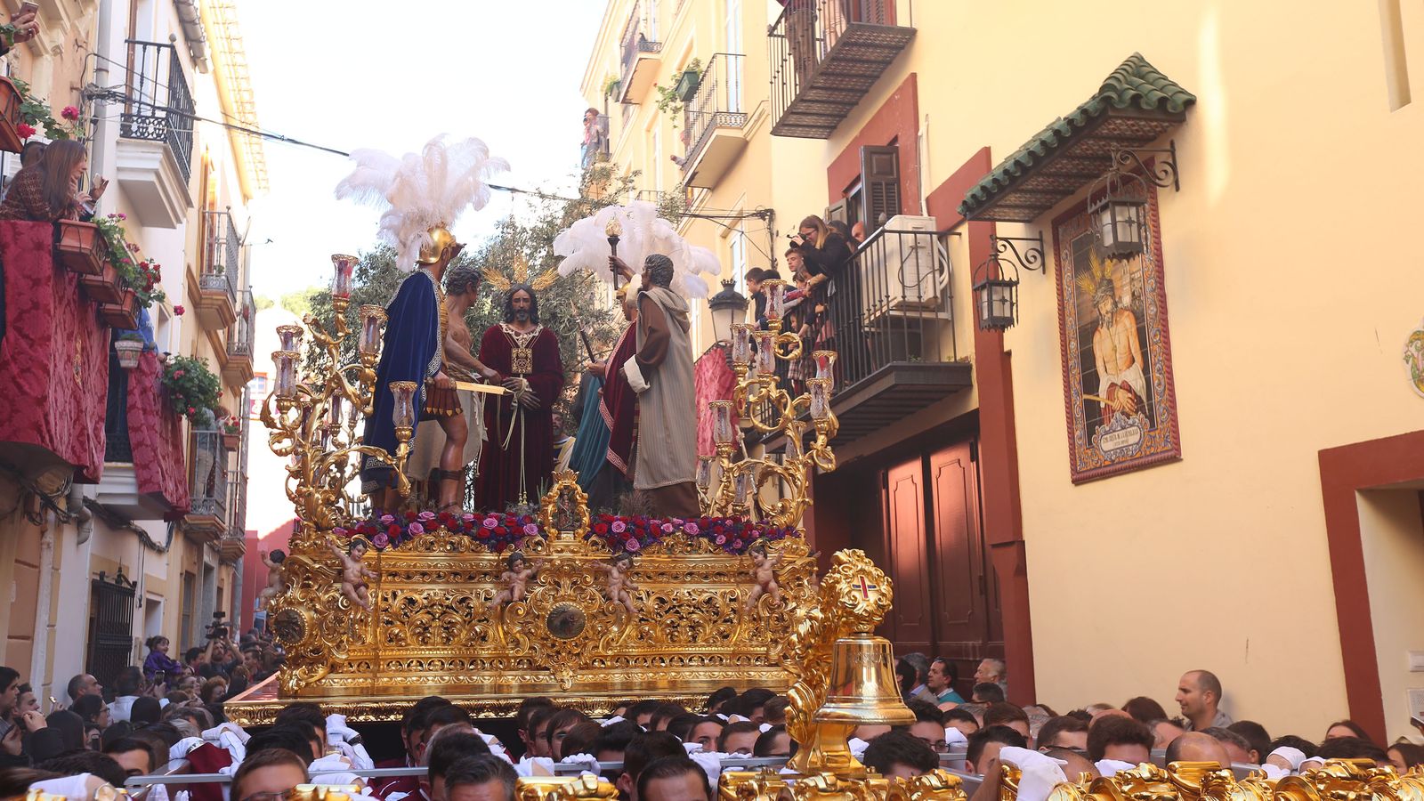 Nuestro Padre Jesús del Rescate, recién salido de la casa hermandad.