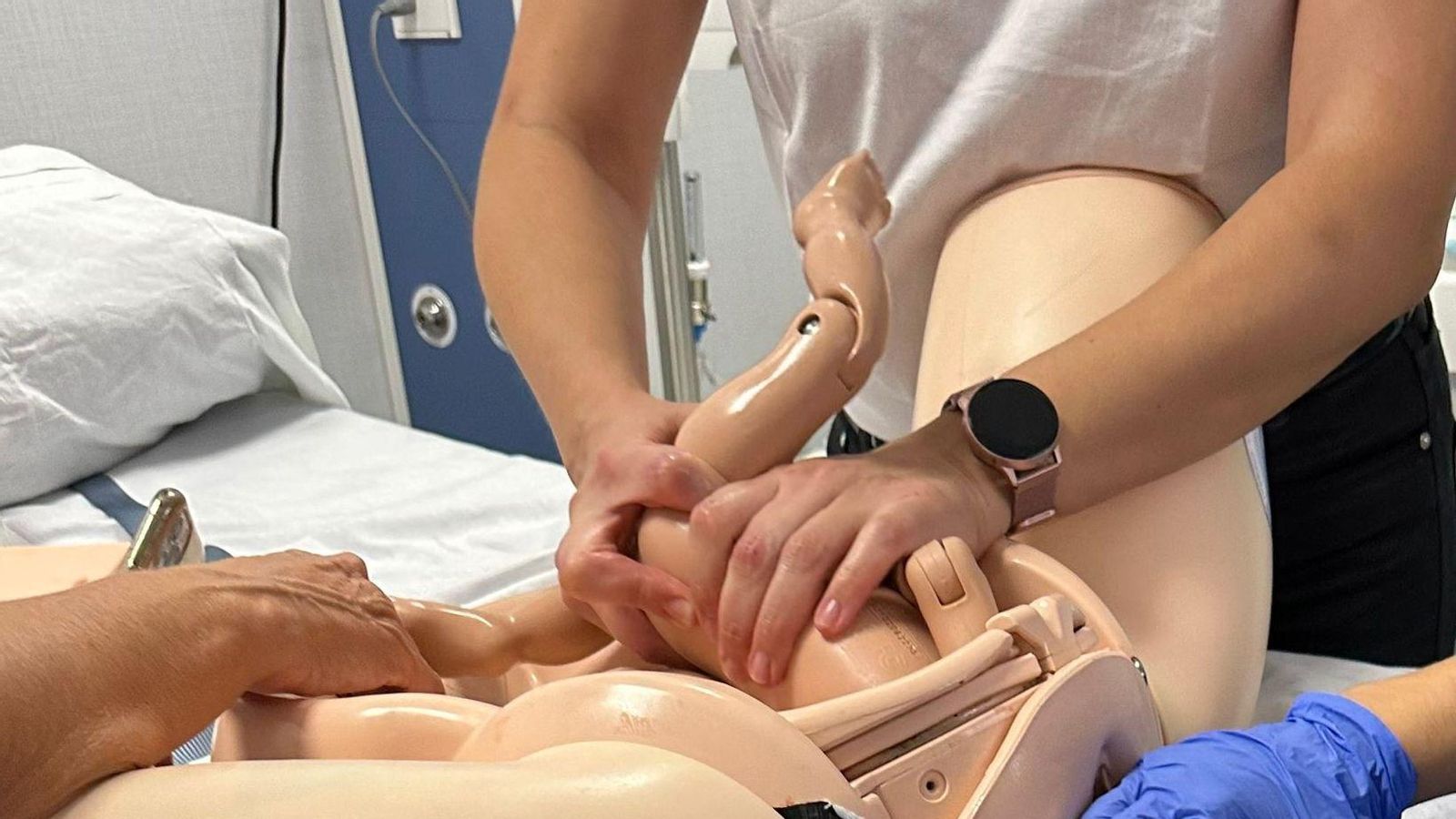 El prototipo, parte del tronco de una mujer, es el primero de este tipo con el que trabajan su formación los sanitarios del hospital de referencia de la provincia en cuanto a partos y cesáreas