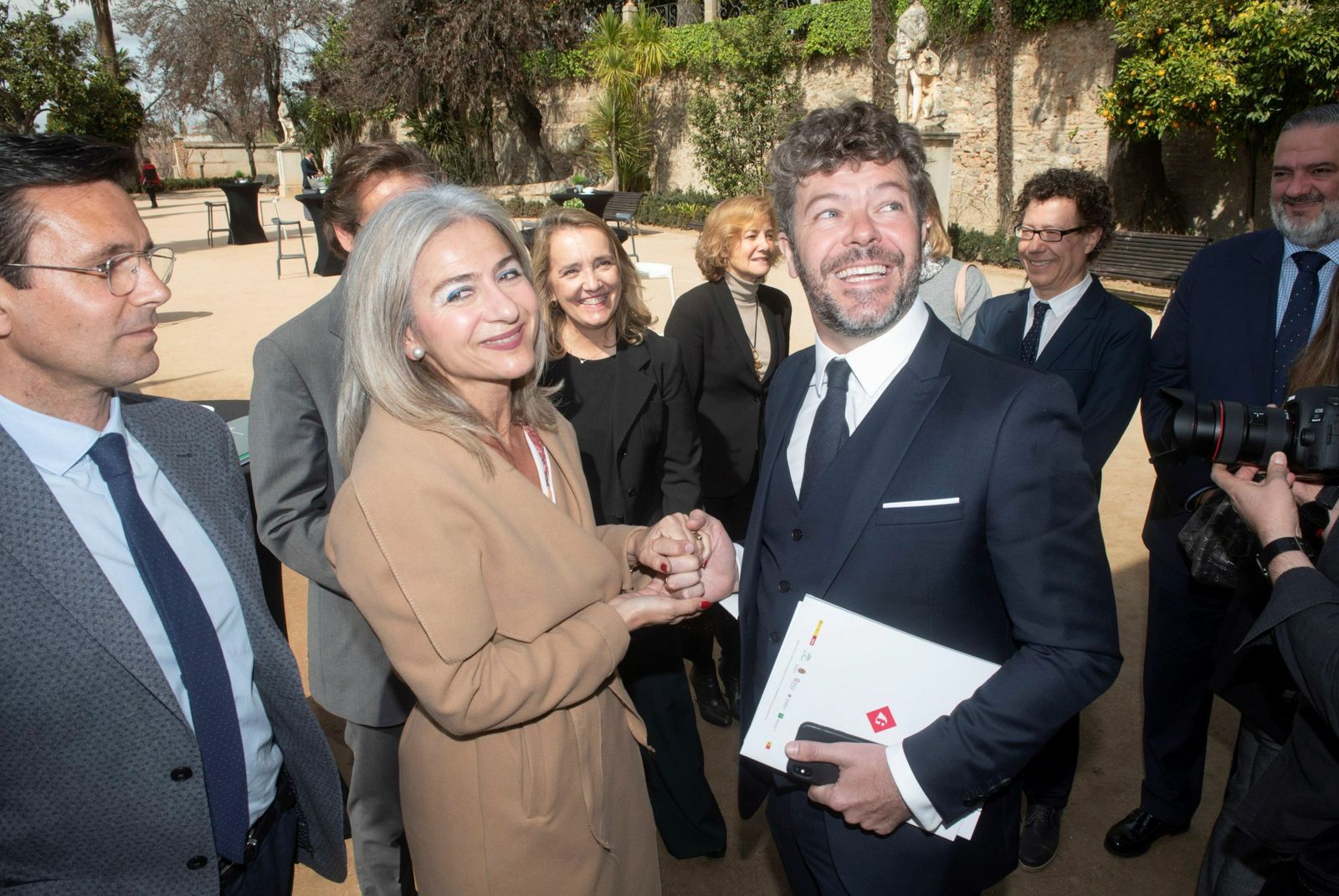 La consejera de Cultura junto al director Pablo Heras-Casado tras una reunión del Festival de Granada.