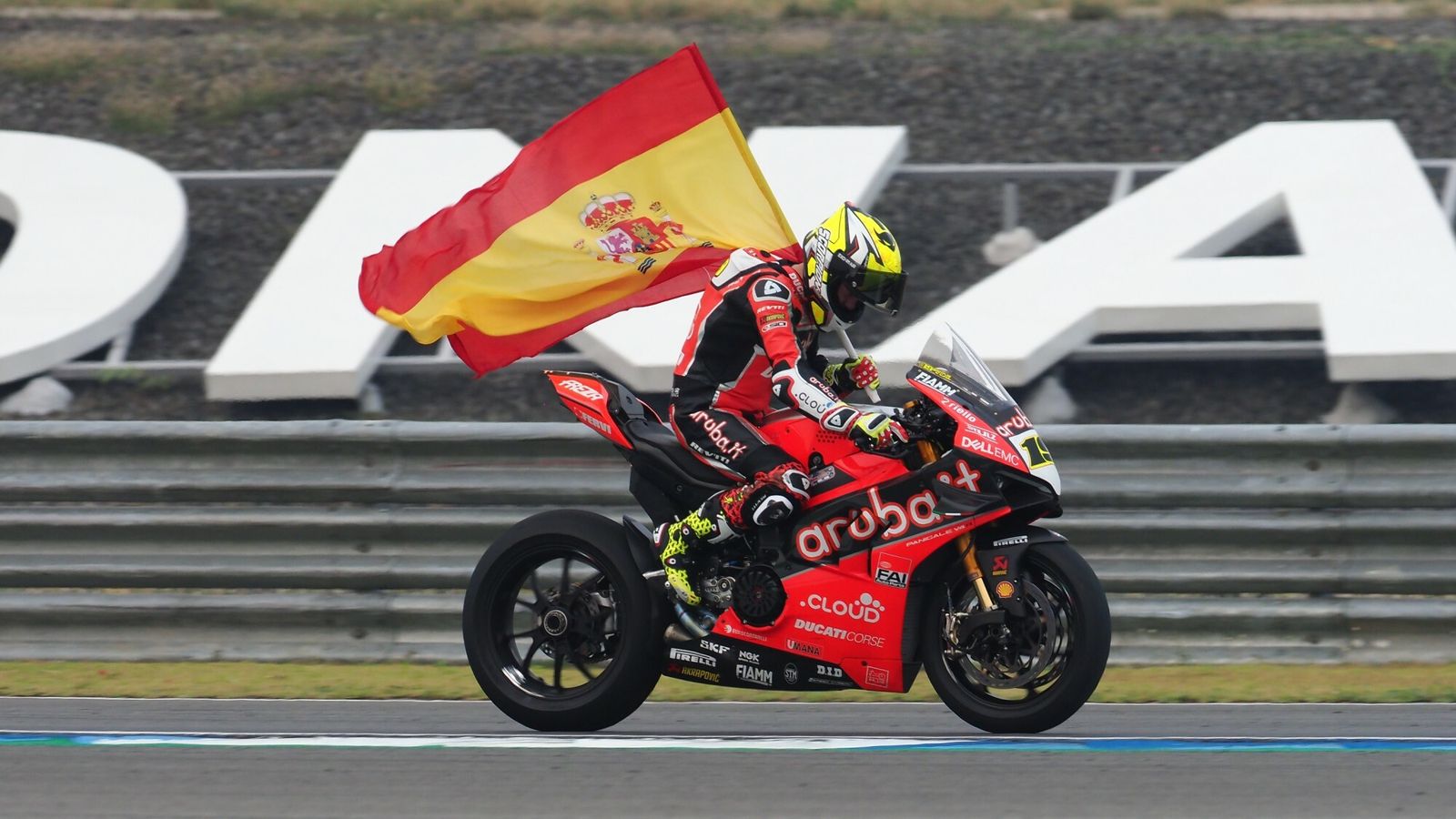 Álvaro Bautista ondea la bandera española tras su triunfo en Buriram.