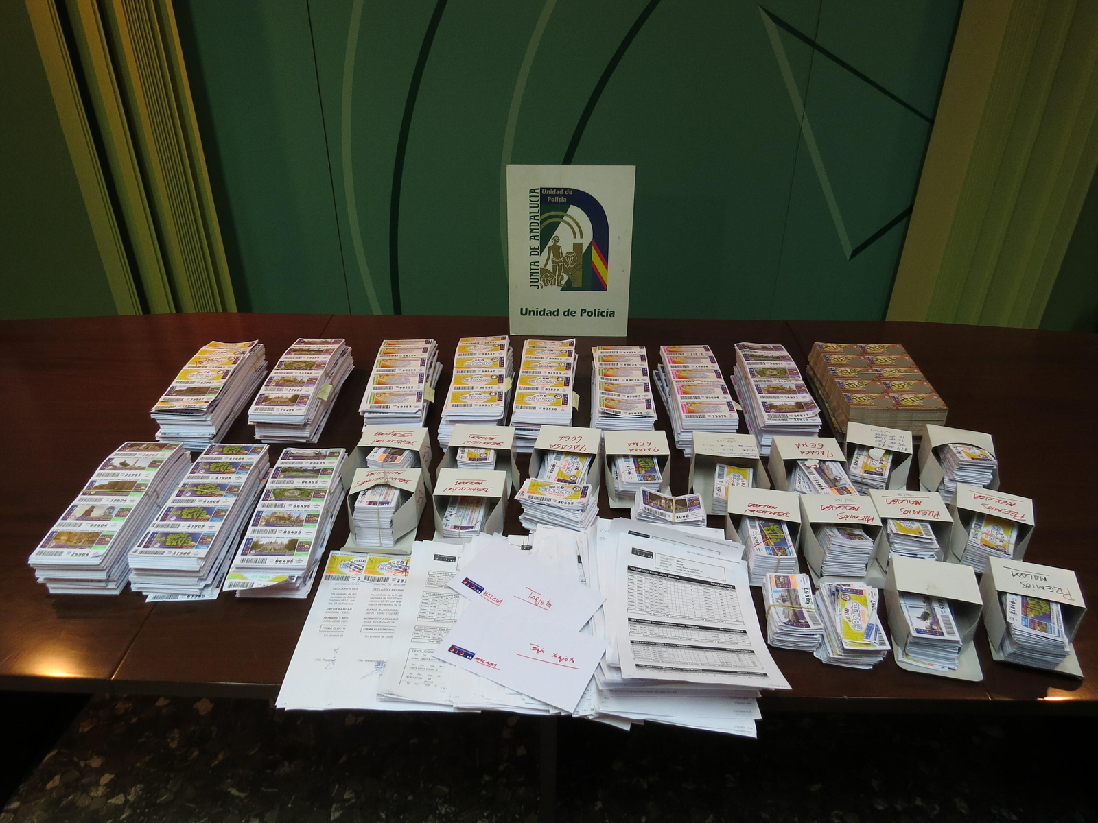 Boletos de lotería ilegal incautados en Málaga.