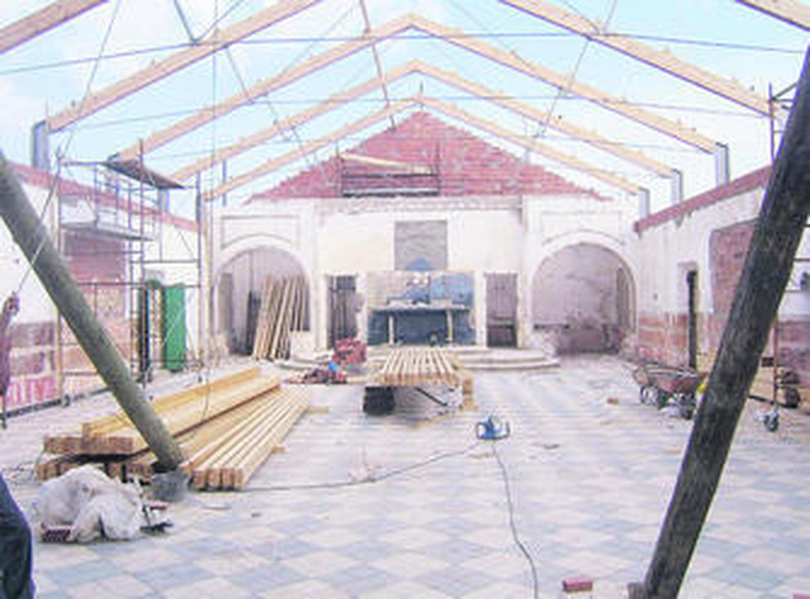 Imagen del montaje de la infraestructura sobre la que se ha colocado el techo de madera.