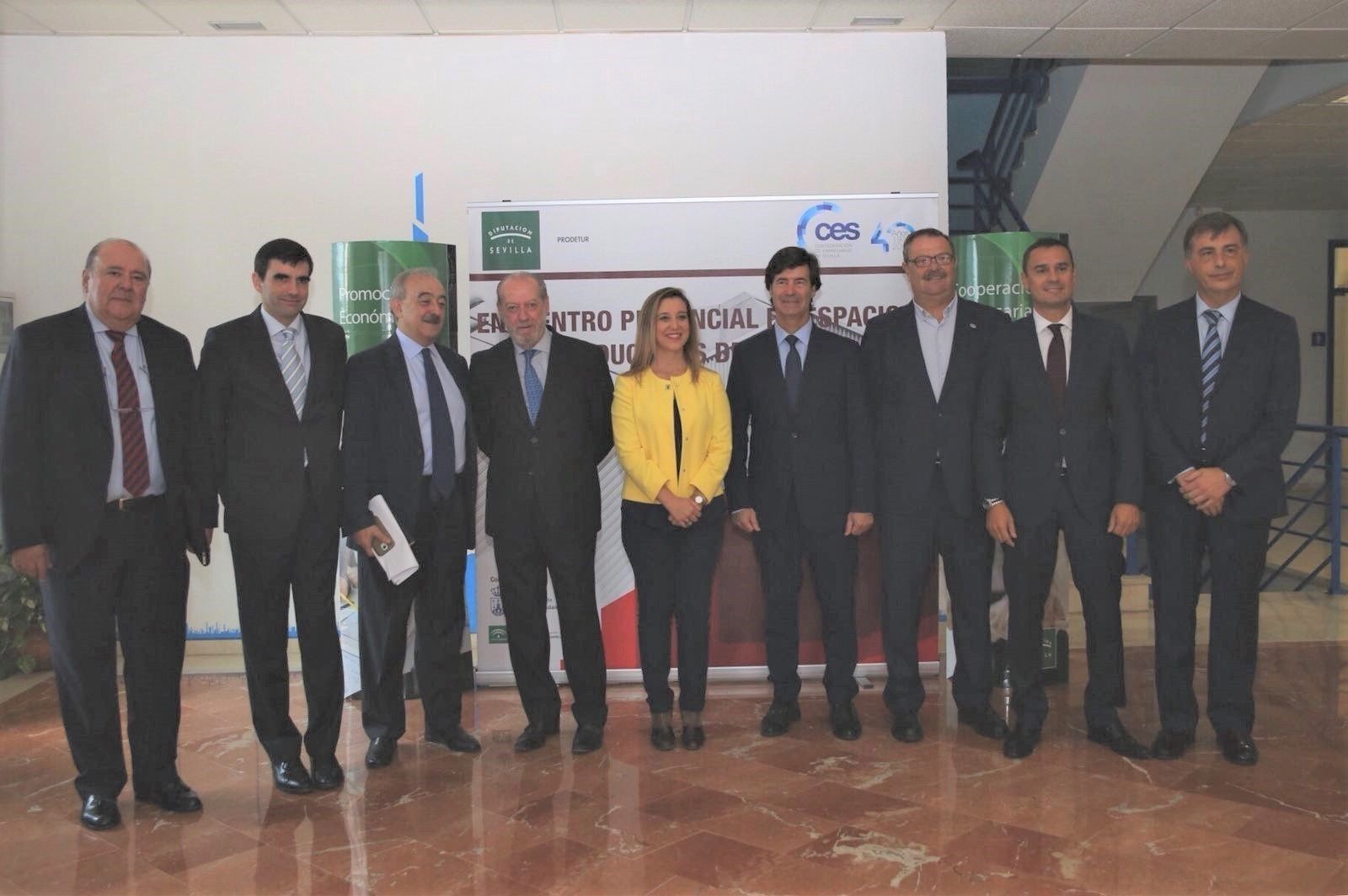 El presidente de la Diputación de Sevilla y el de los empresarios de Sevilla, ayer en Alalá de Guadaíra.