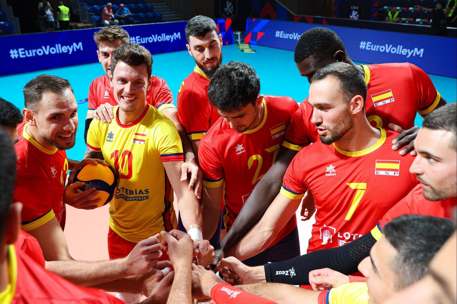 La selección española de voleibol hace piña antes del encuentro