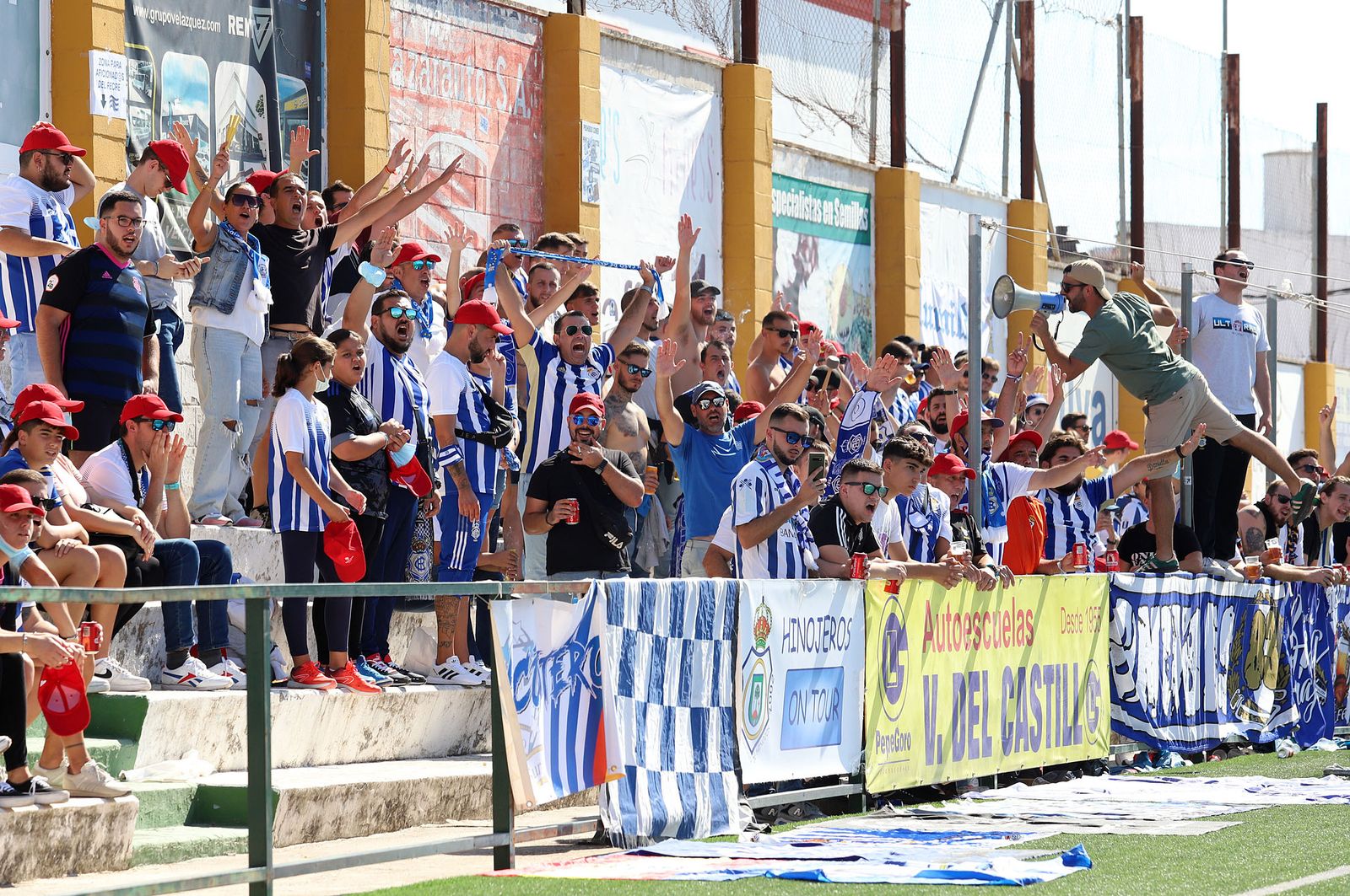 Imágenes de la afición más fiel del Recre en su visita al campo del Antoniano