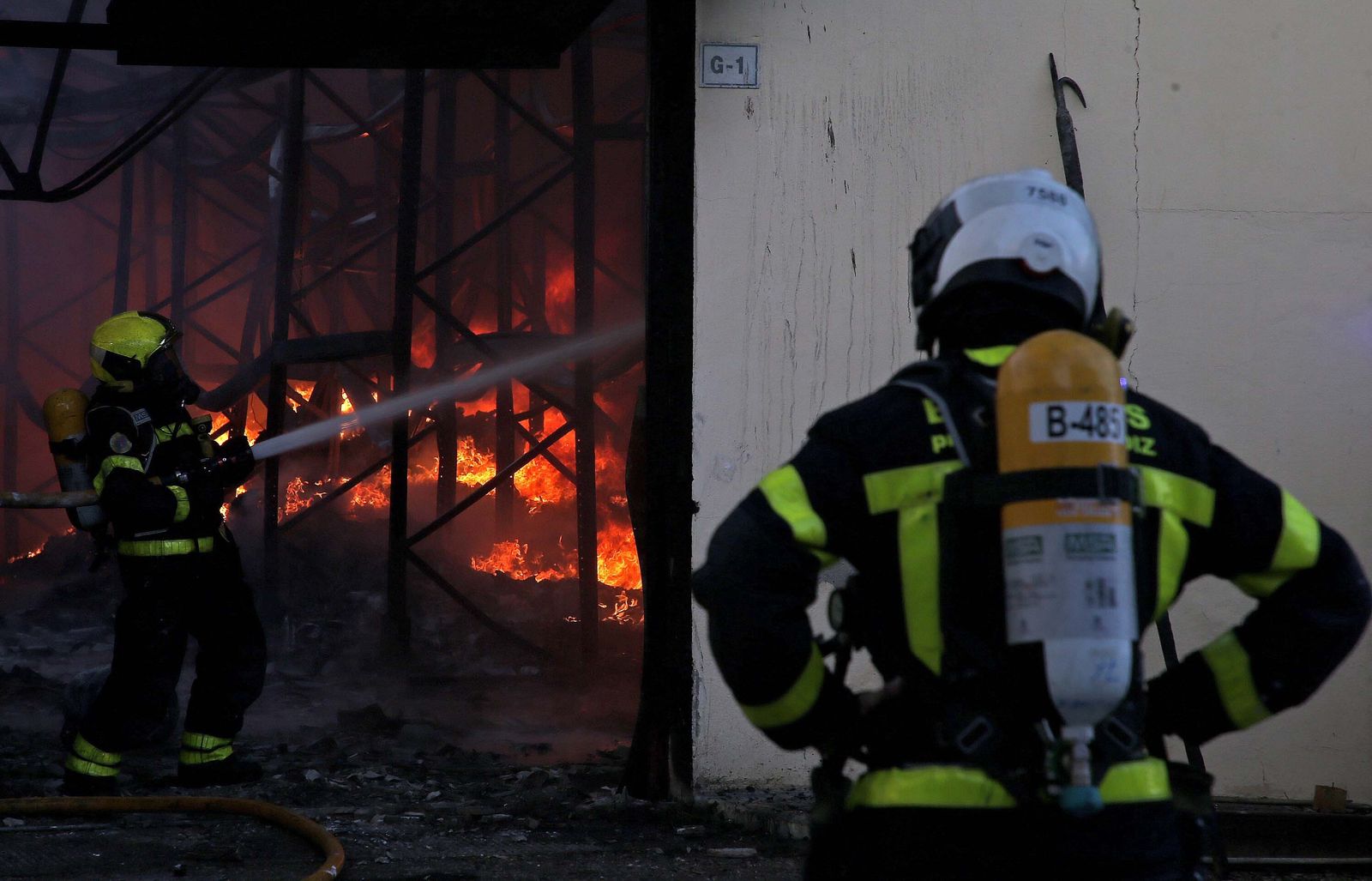 Imágenes del incendio de la nave de pinturas del polígono industrial Zabal Bajo en La Línea
