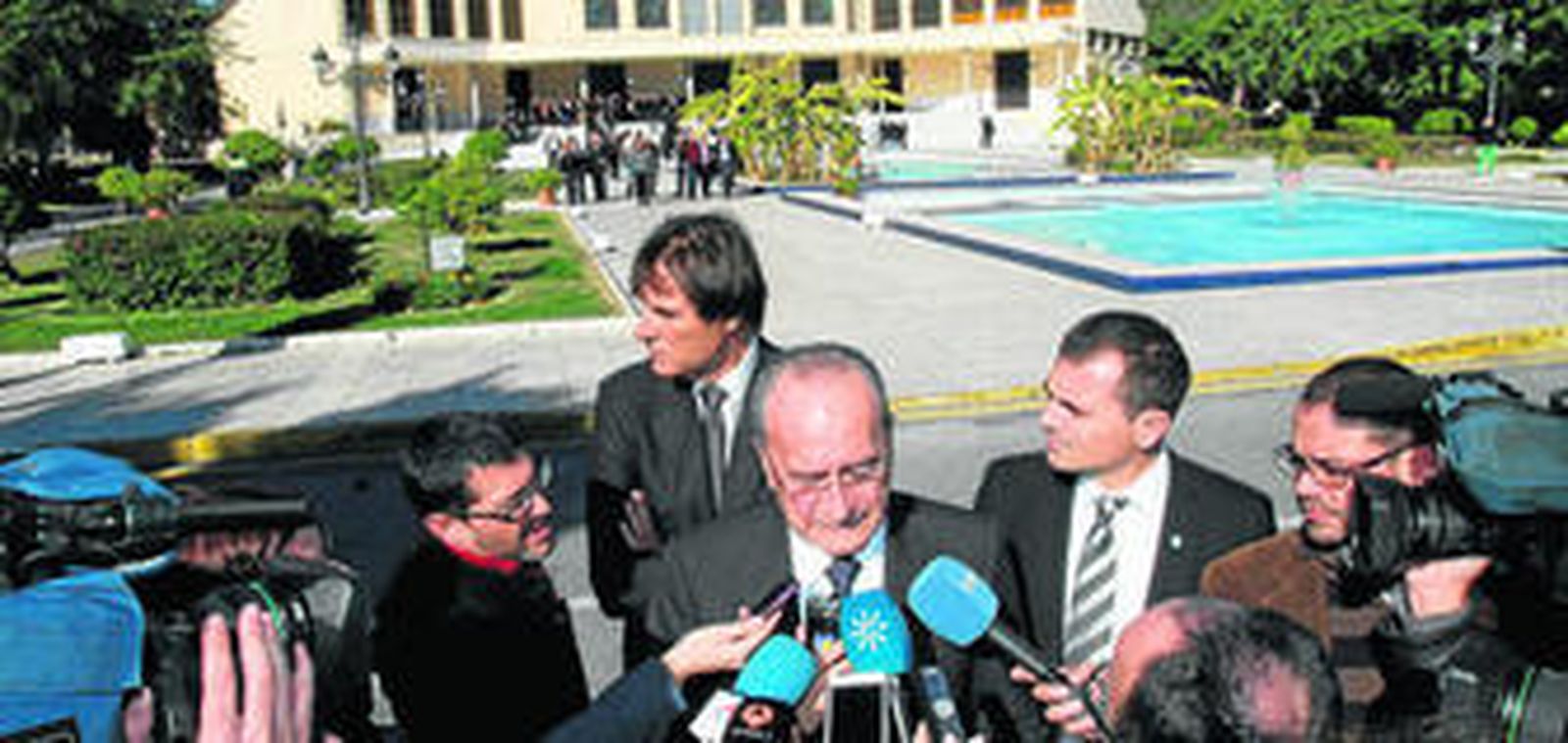 El alcalde de Málaga, Francisco de la Torre, atiende a los medios tras acabar el entierro del pequeño Miguel.