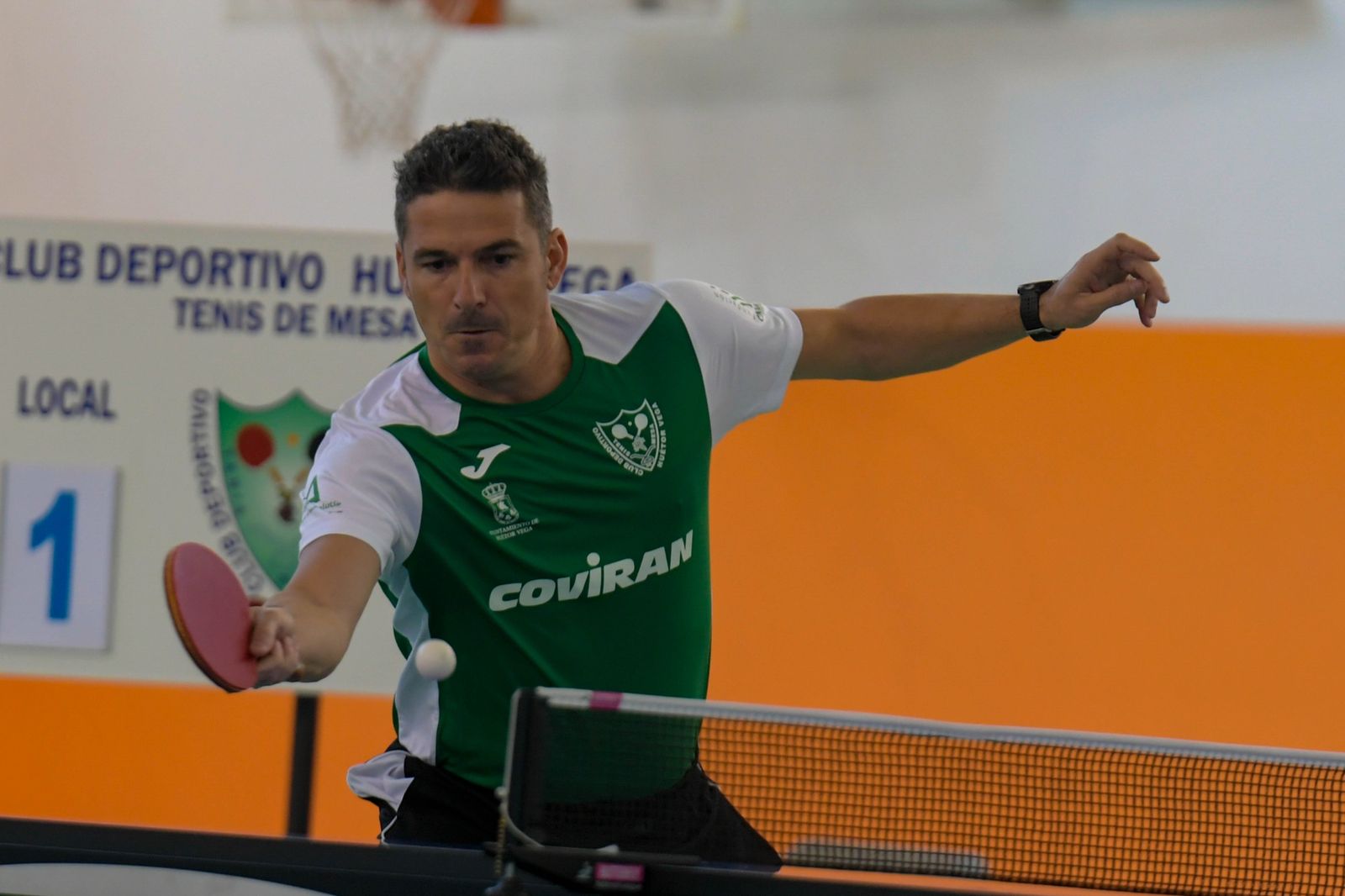 Un jugador del Covirán Huétor Vega golpea la bola con su pala.