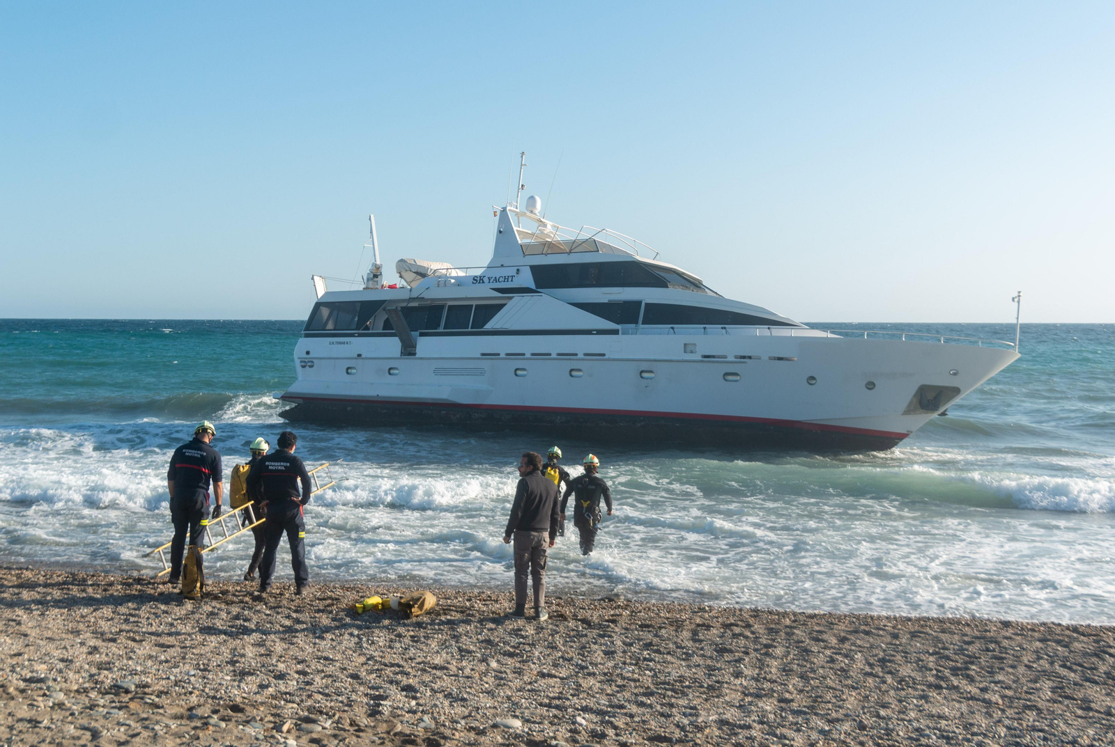 Así ha sido el rescate de los tripulantes de un yate encallado en una playa de la Costa de Granada