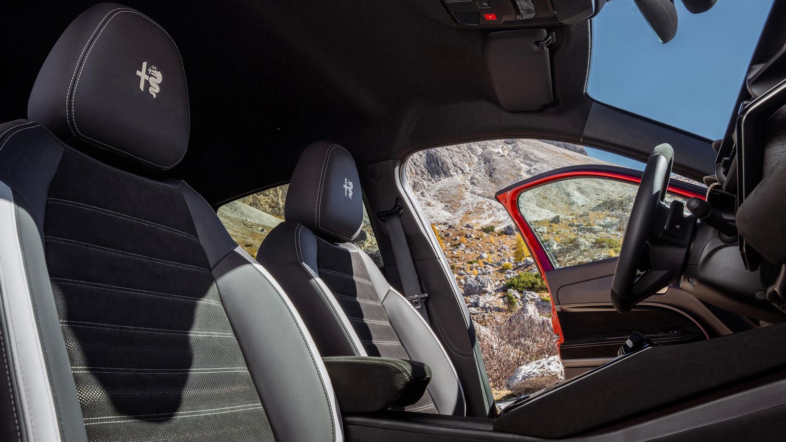 En el interior el Alcantara es el protagonista en esta serie especial ya que este material se usa para tapizar asientos u otras partes como puertas o salpicadero.