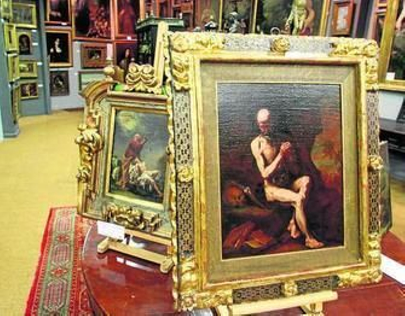 Sala de exposiciones de Isbilya con el 'Cristo Resucitado' toledano del s. XVI en primer término.