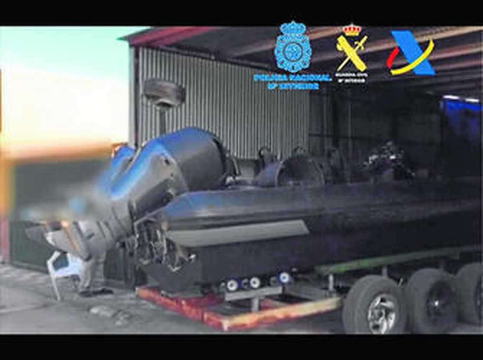 La embarcación que transportaba la droga en el Guadarranque.