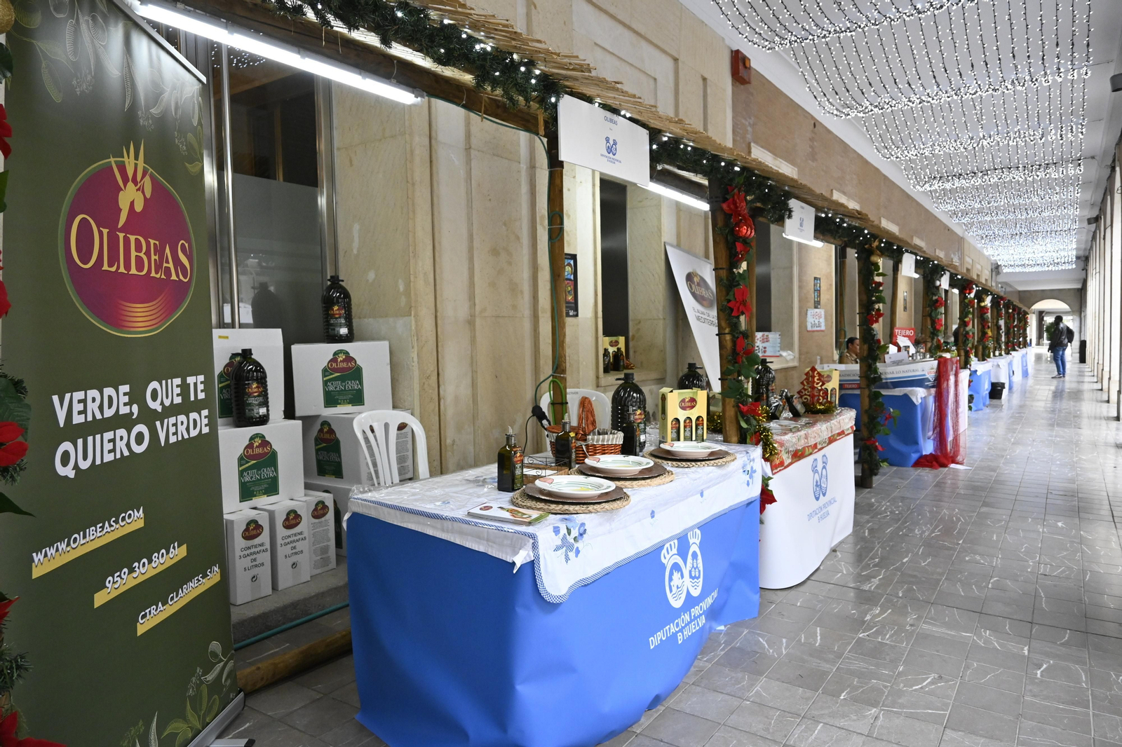 Stand de aceites en la Gran Vía de Huelva, en imágenes