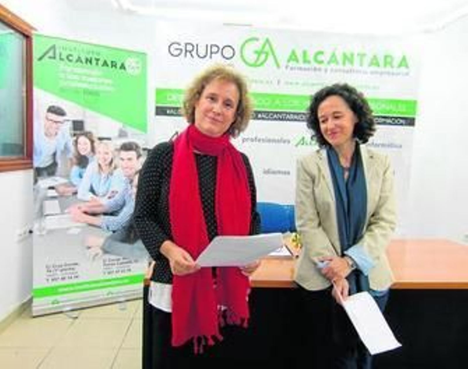 Pilar y Olga Alcántara, ayer, en una de las sedes del Instituto Alcántara.