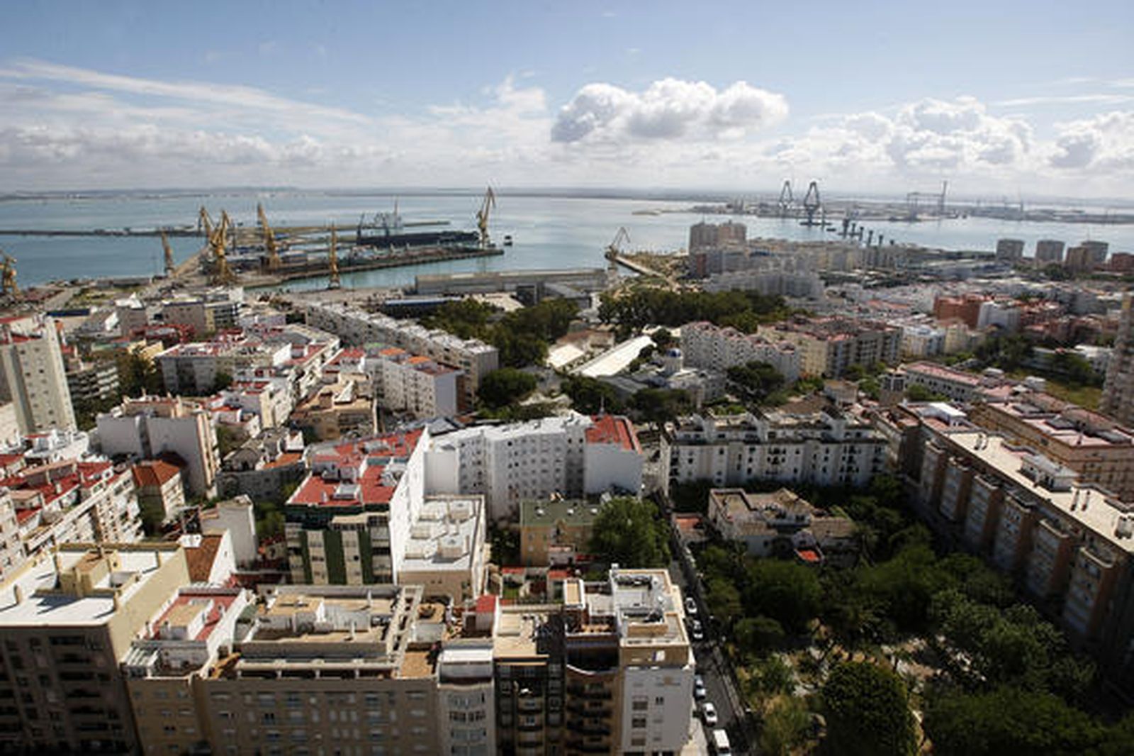 Una visita a lo alto del Pirulí ofrece una singular vista Cádiz. 

Foto: Jose Braza