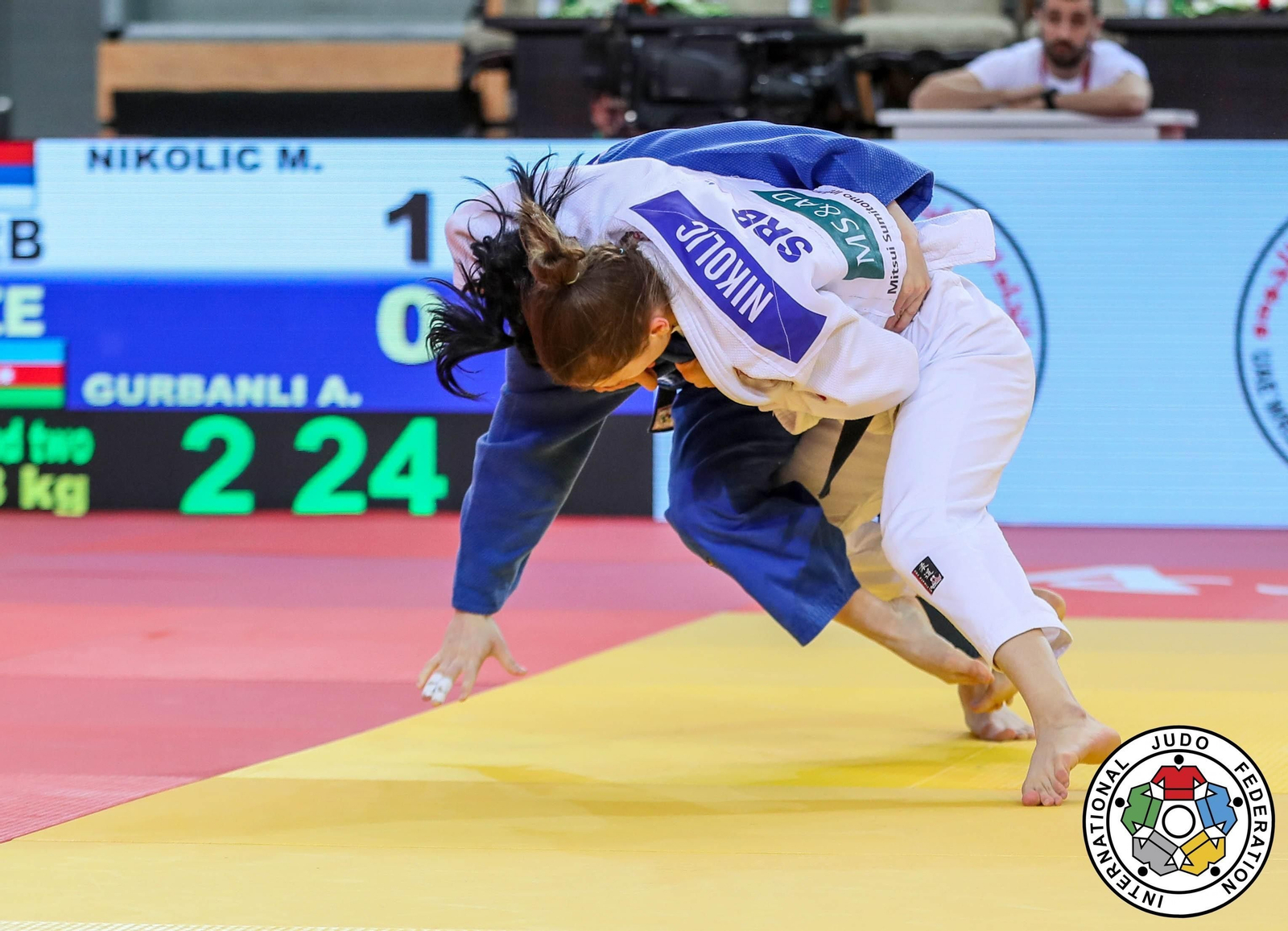 La serbia Milica Nikolic lleva al suelo a la azerí Aisha Gurbanli, verdugo de Julia Figueroa.