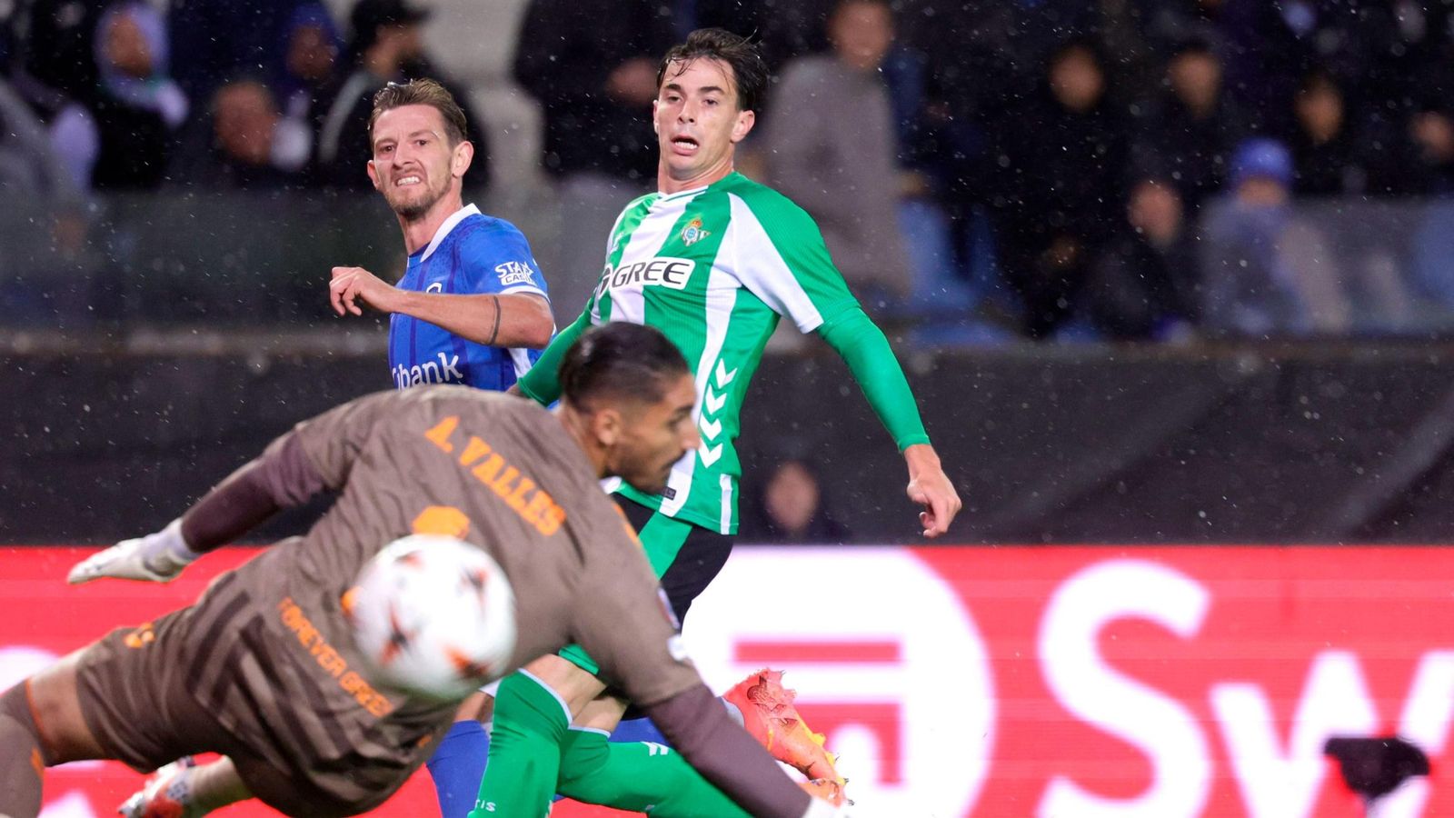 Valles reacciona a un tiro del Genk.