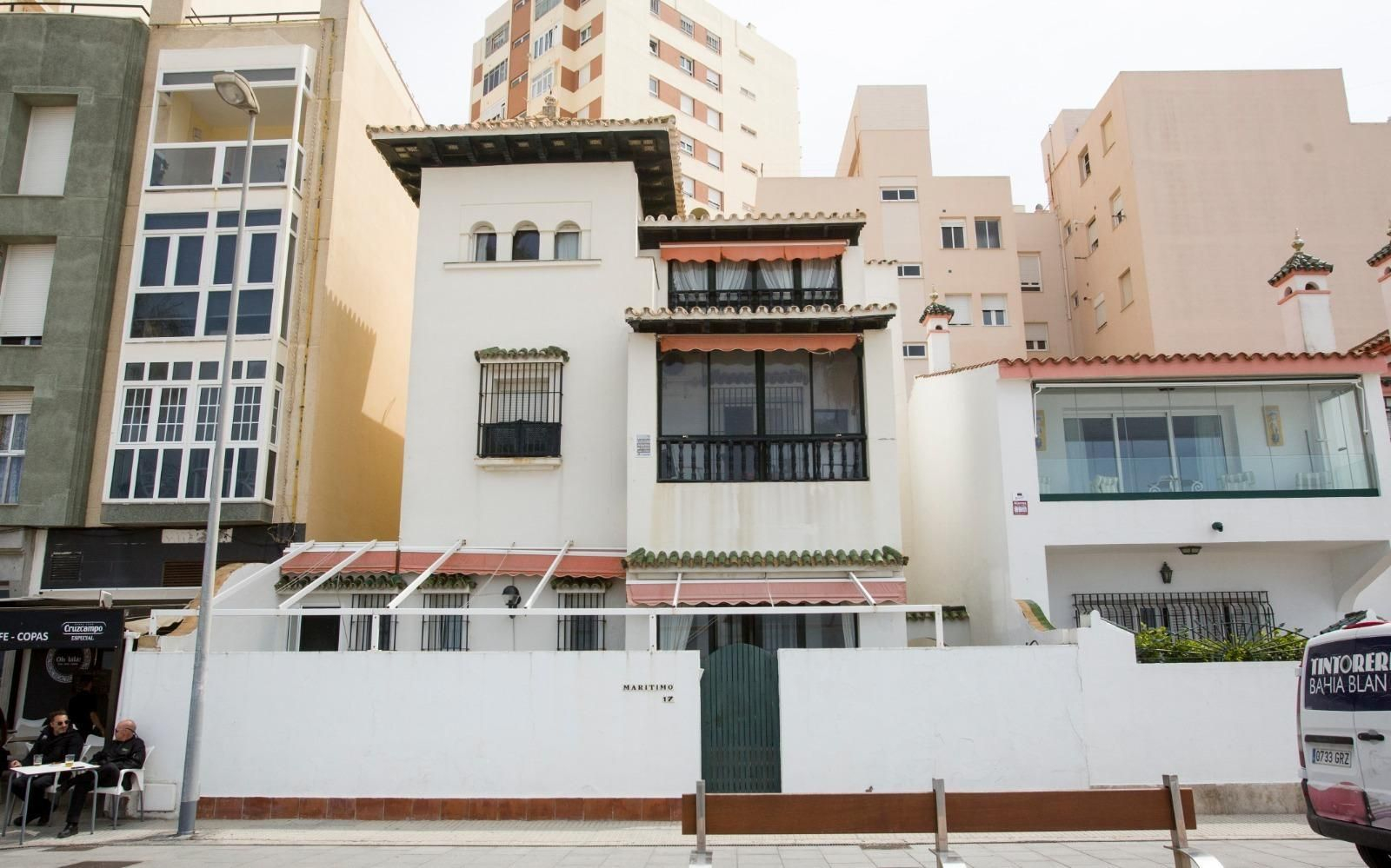 Esta semana ha salido a la venta el chalé situado en el número 17 del Paseo Marítimo a un precio de 1.790.000 euros, siendo la vivienda más cara a la venta que se encuentra en los portales inmobiliarios.