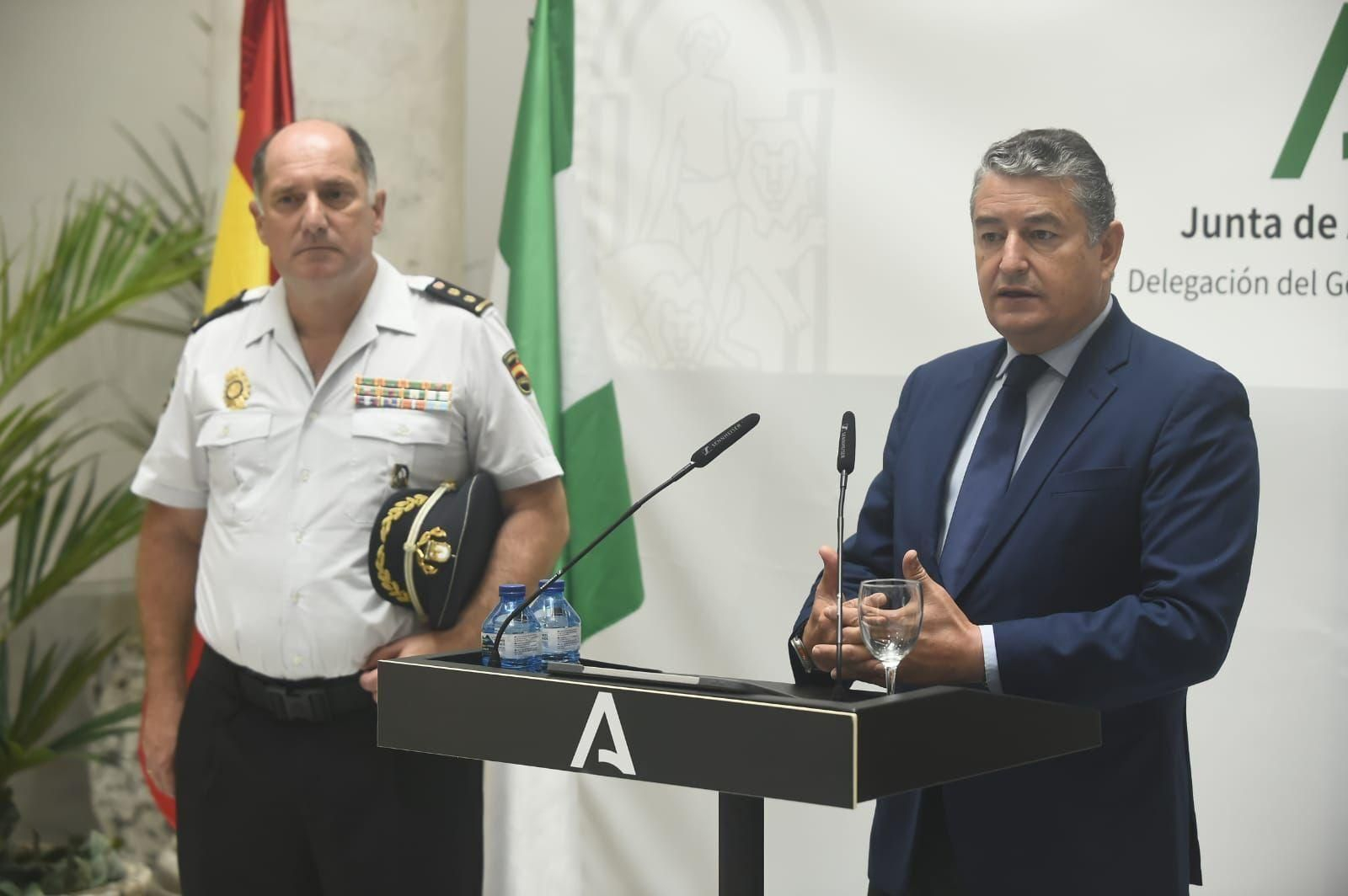 El consejero del Interior, Antonio Sanz, junto con el comisario jefe de la Unidad, Antonio Burgos.