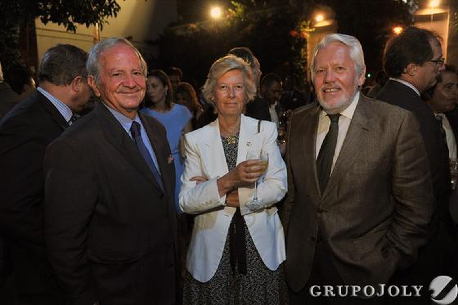 El empresario José Gandía; María José Camilleri, vicepresidenta de la Cámara de Cuentas de Andalucía; y Francisco Ballester, socio de Cuatrecasas, Gonçalves Pereira.

Foto: Juan Carlos Vázquez y Manuel Gómez