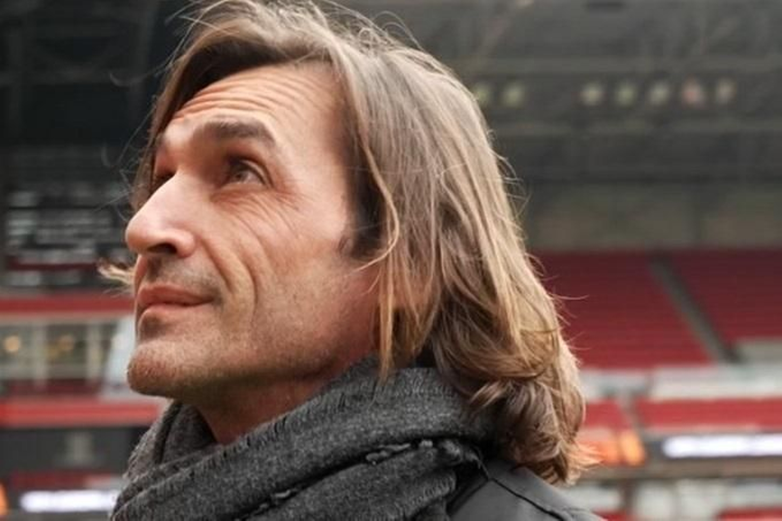 Javi Navarro contempla la grada del Philips Stadion 17 años después de la final.