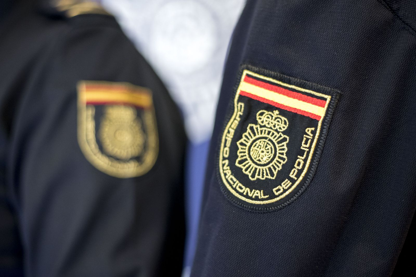 Detalle del uniforme de dos agentes de la Policía Nacional.