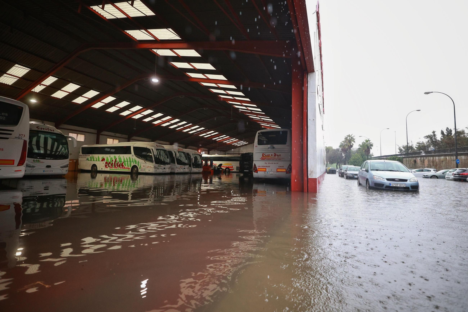 Imágenes de calles inundadas y vecinos achicando agua en San Fernando