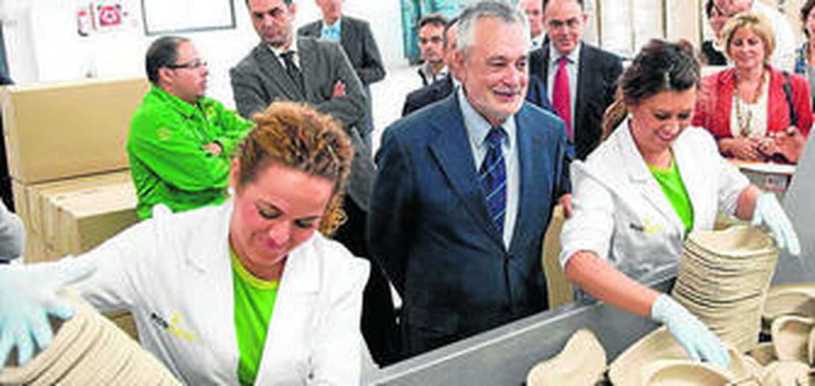 Griñán, durante la visita a la fábrica.
